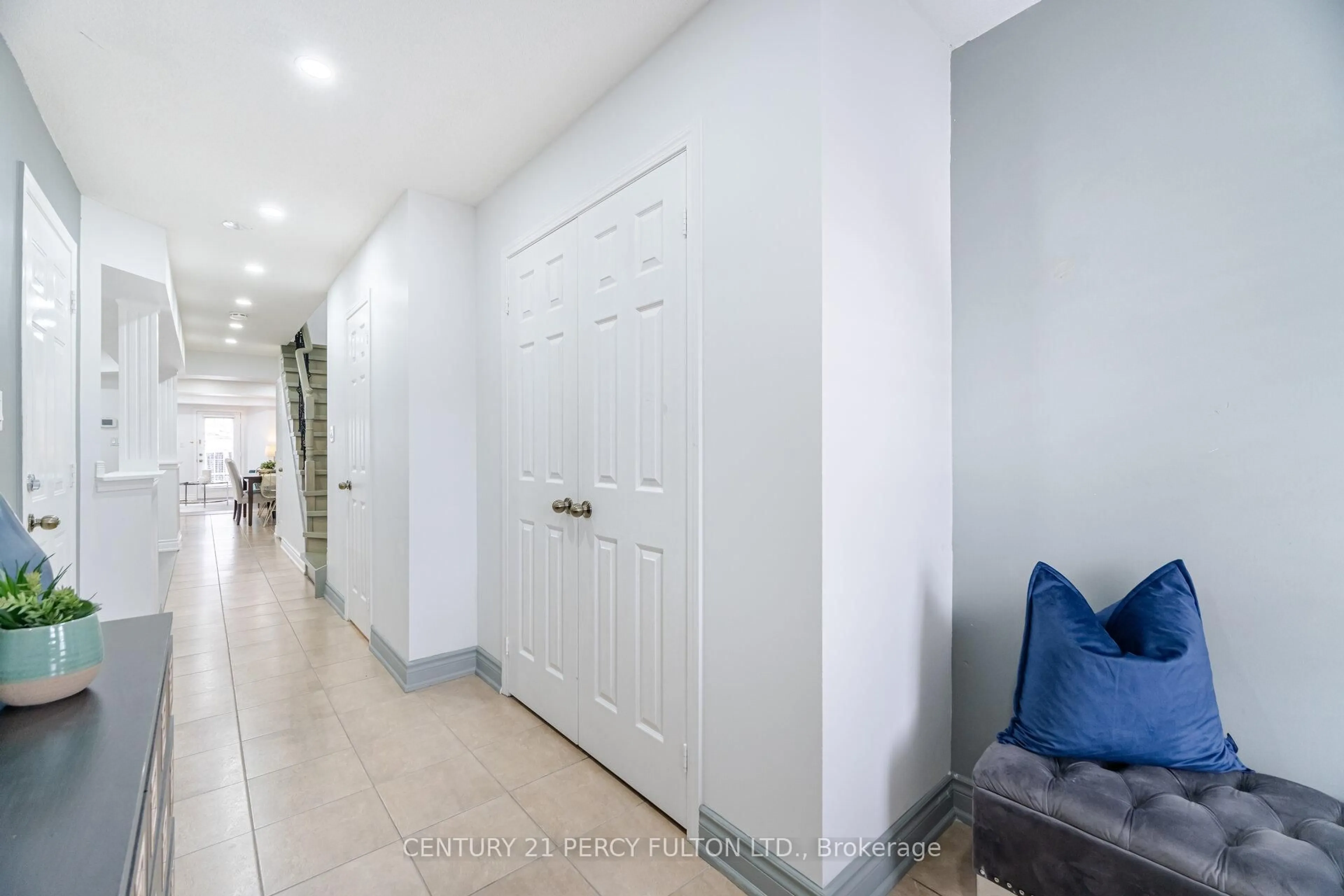 Indoor entryway for 640 Sunbird Tr, Pickering Ontario L1X 2X7