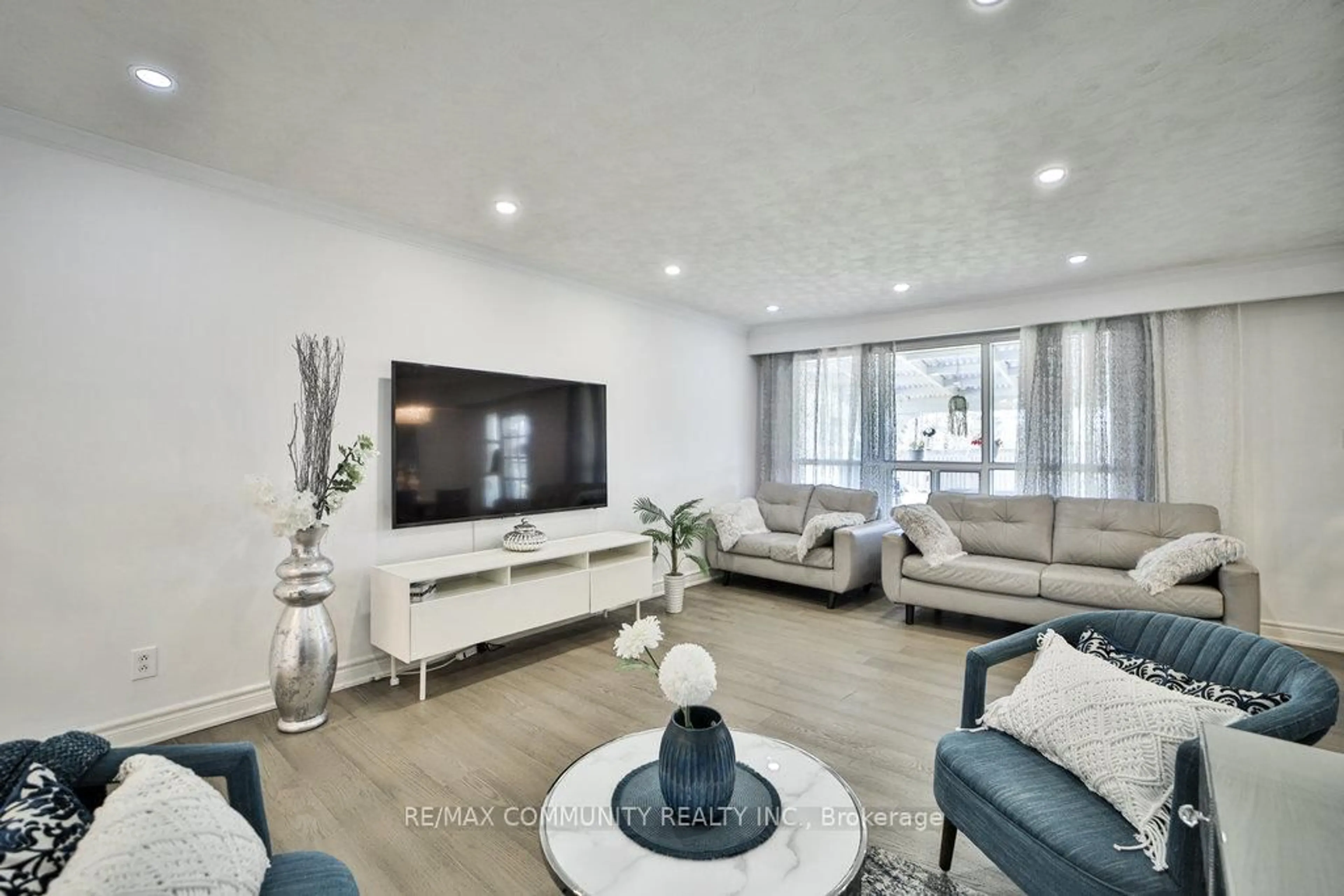 Living room with furniture, unknown for 29 Portico Dr, Toronto Ontario M1G 3R5