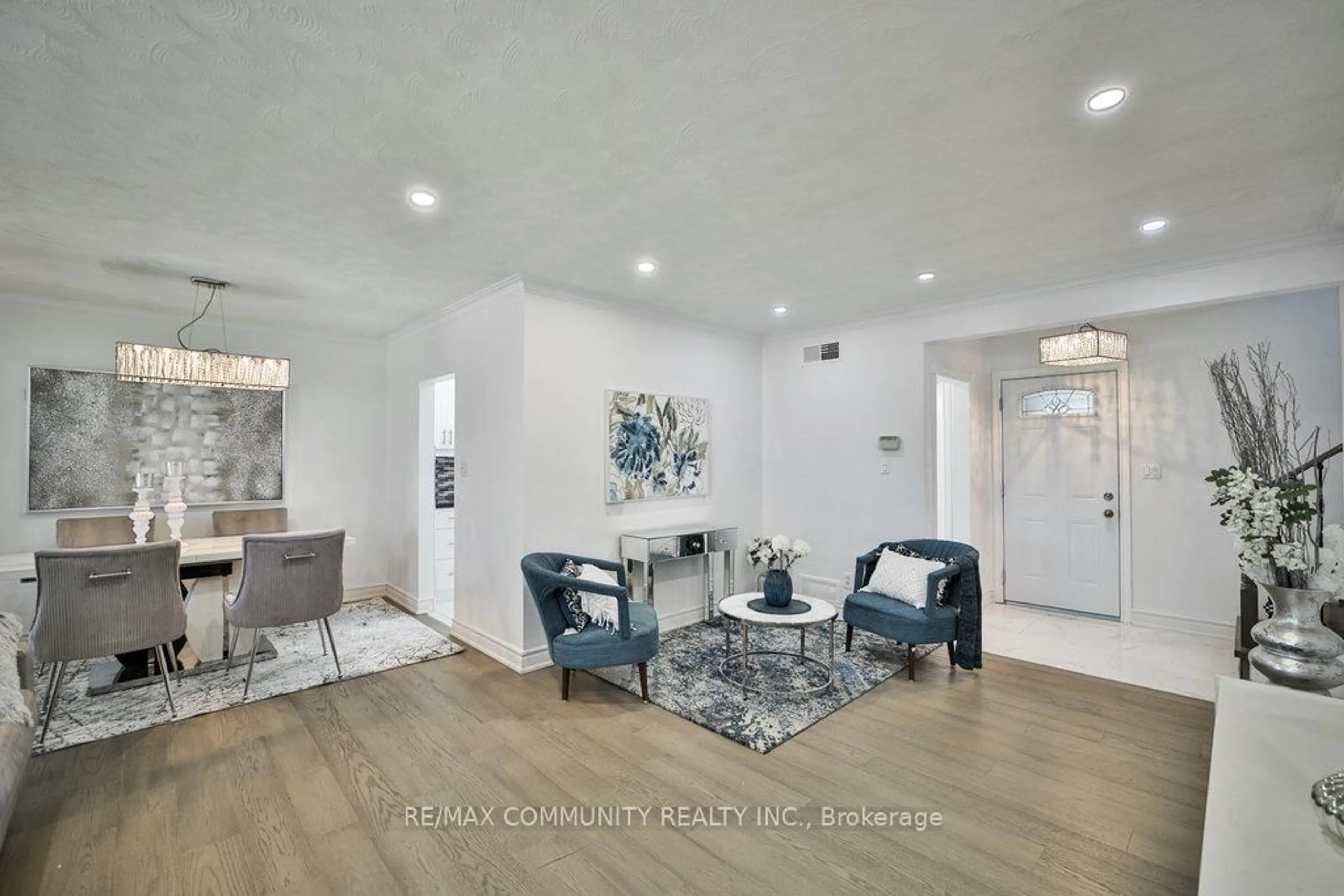 Living room with furniture, ceramic/tile floor for 29 Portico Dr, Toronto Ontario M1G 3R5