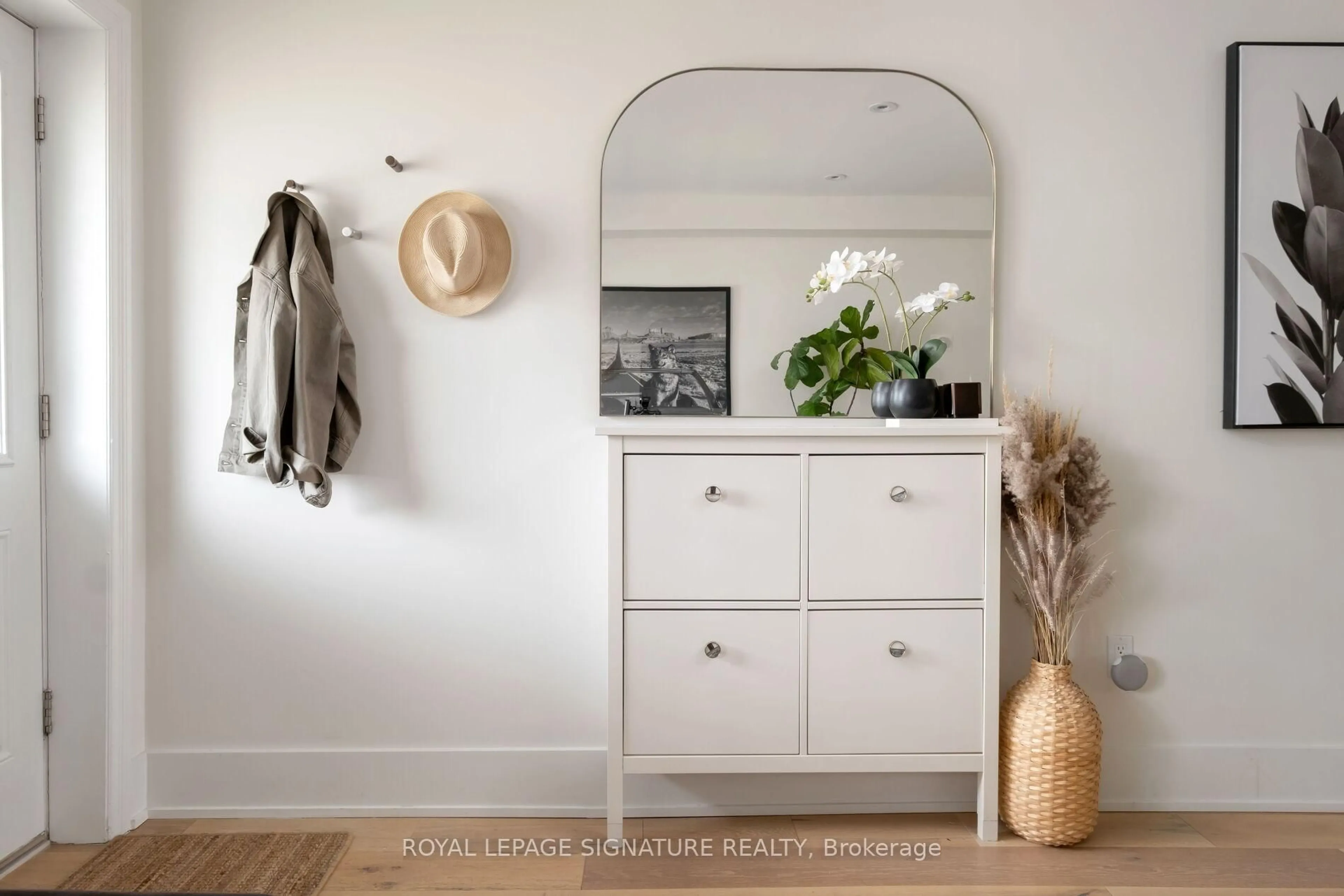 Indoor entryway for 445 Ashdale Ave, Toronto Ontario M4L 2Z3