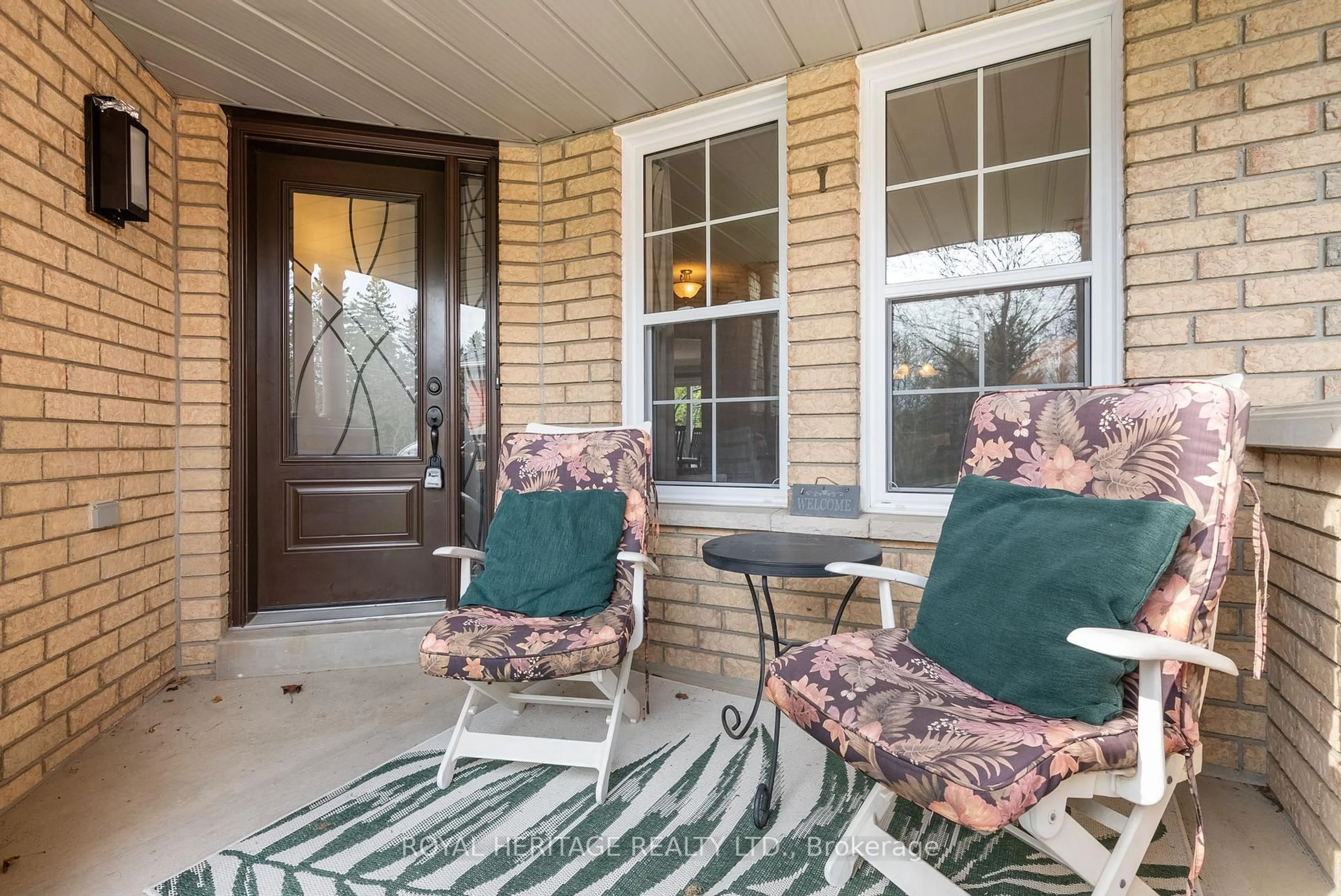 Patio, street for 21 Dalebrooke Cres, Whitby Ontario L1P 1P1
