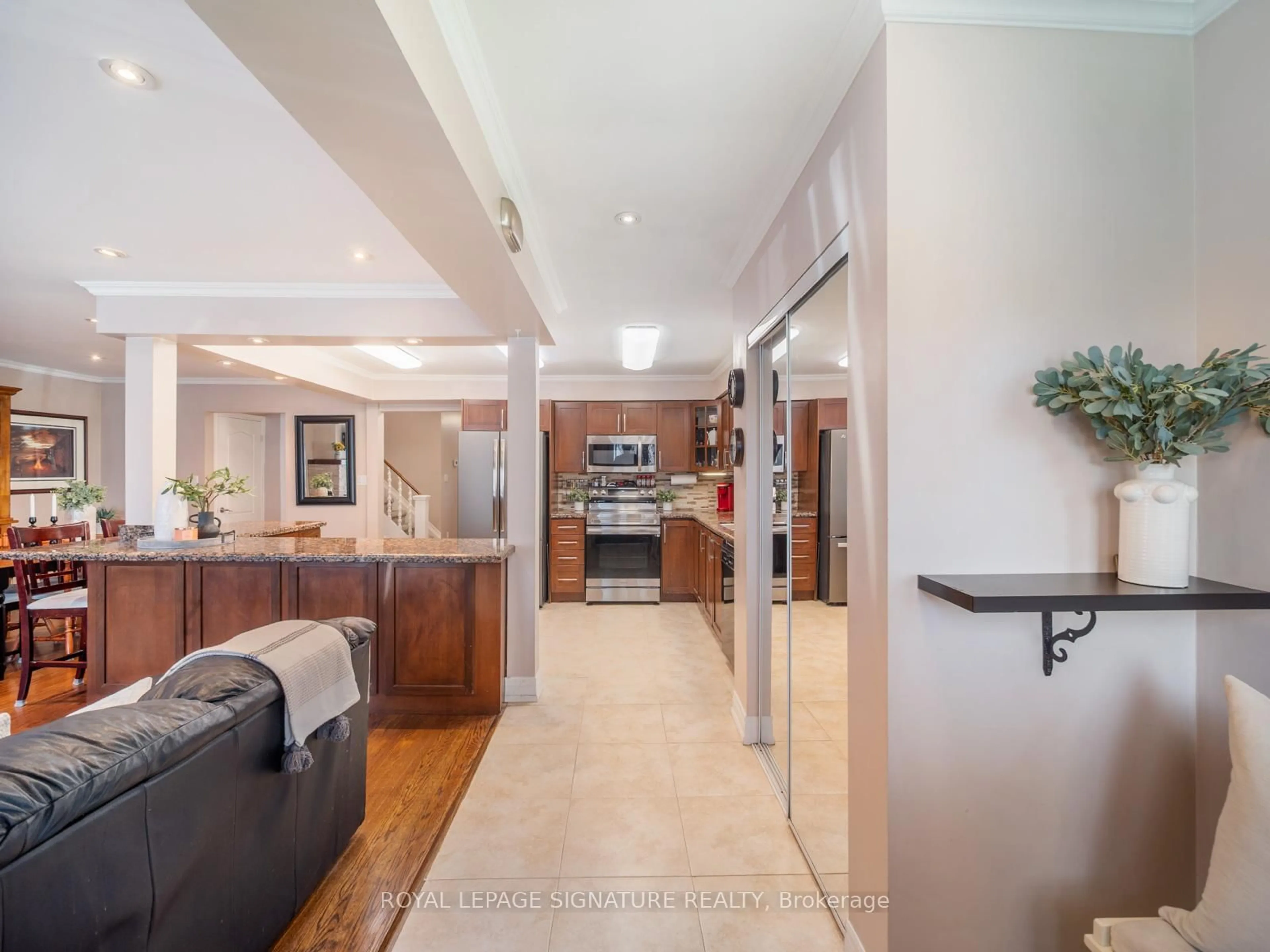 Indoor foyer for 22 Tweedrock Cres, Toronto Ontario M1E 4L5