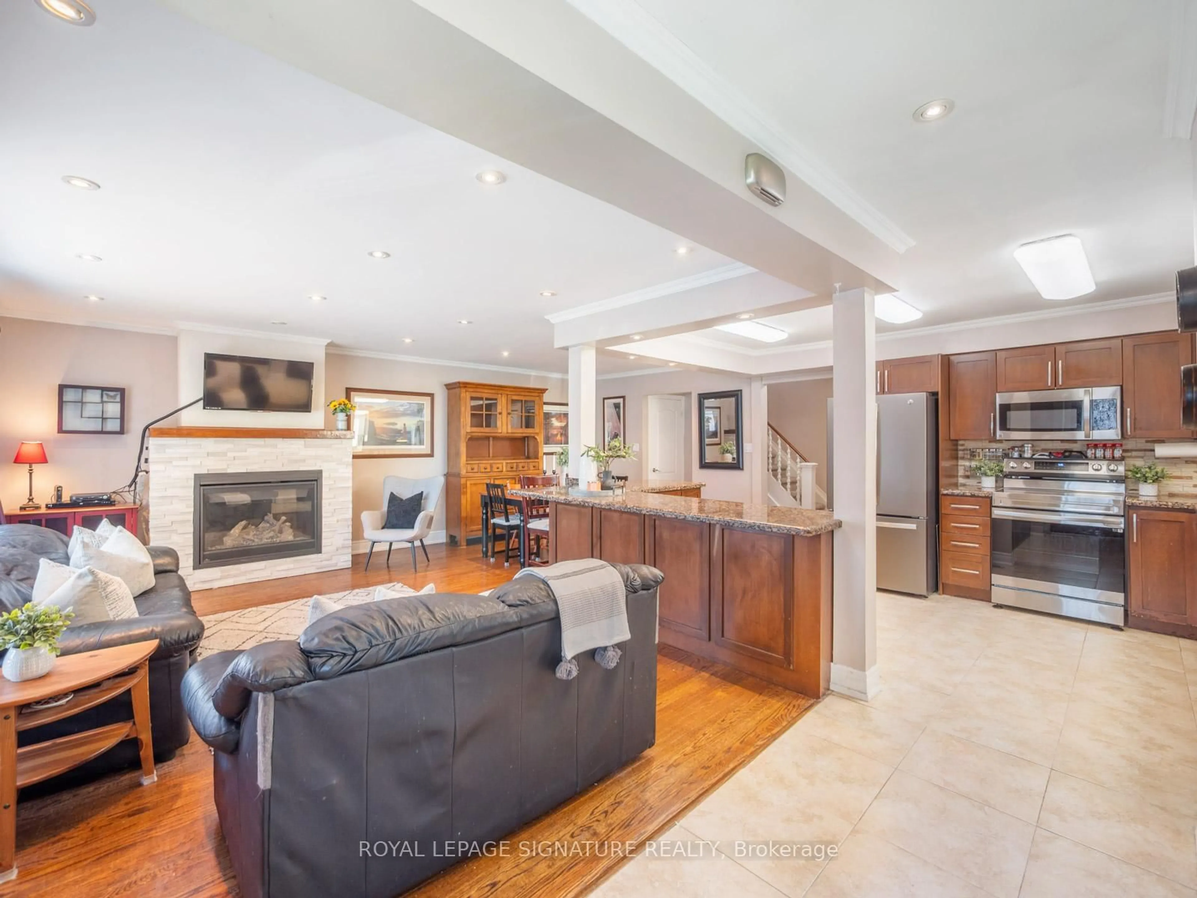 Open concept kitchen, ceramic/tile floor for 22 Tweedrock Cres, Toronto Ontario M1E 4L5