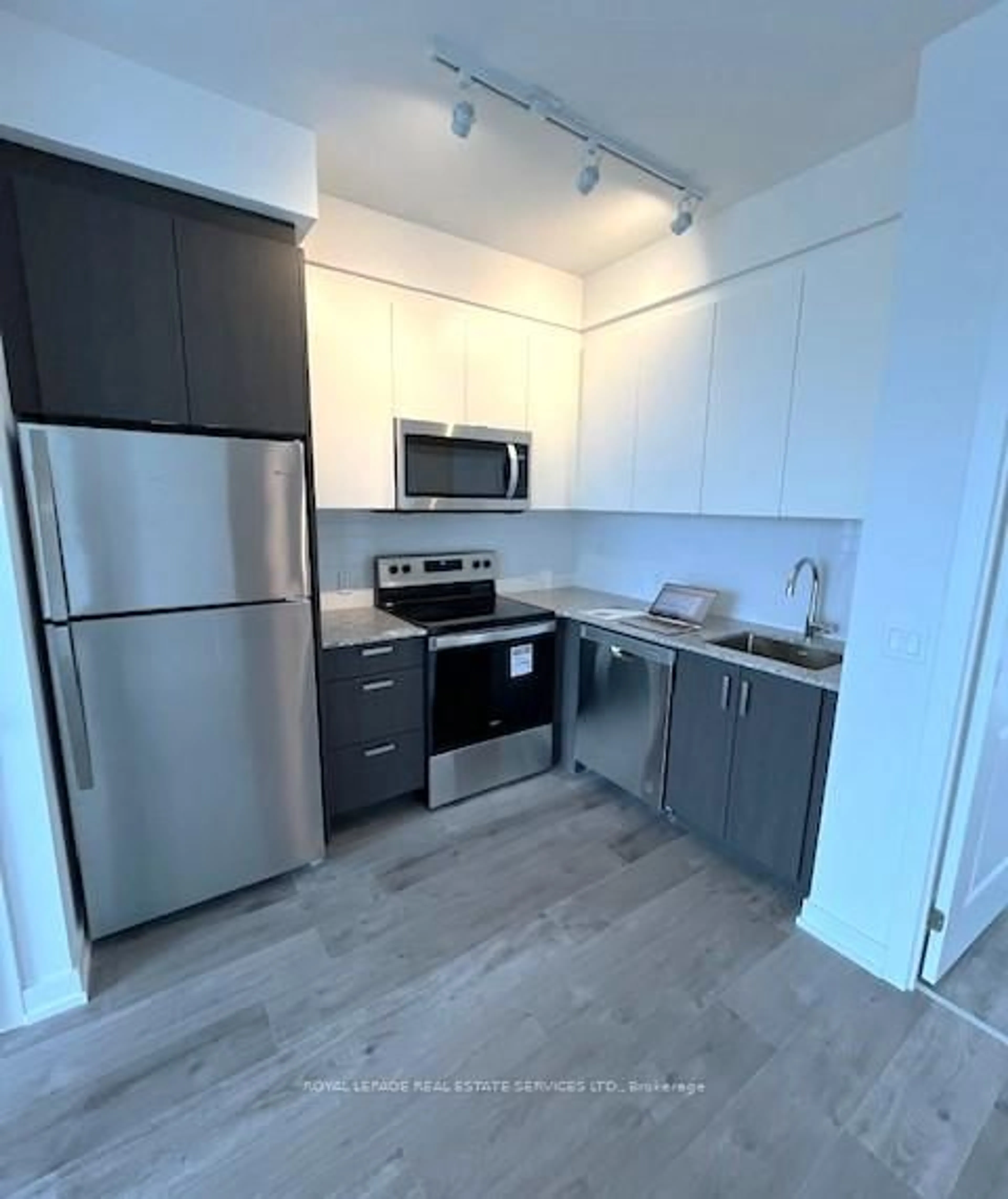 Standard kitchen, unknown for 1010 Dundas St #518, Whitby Ontario L1N 2K2