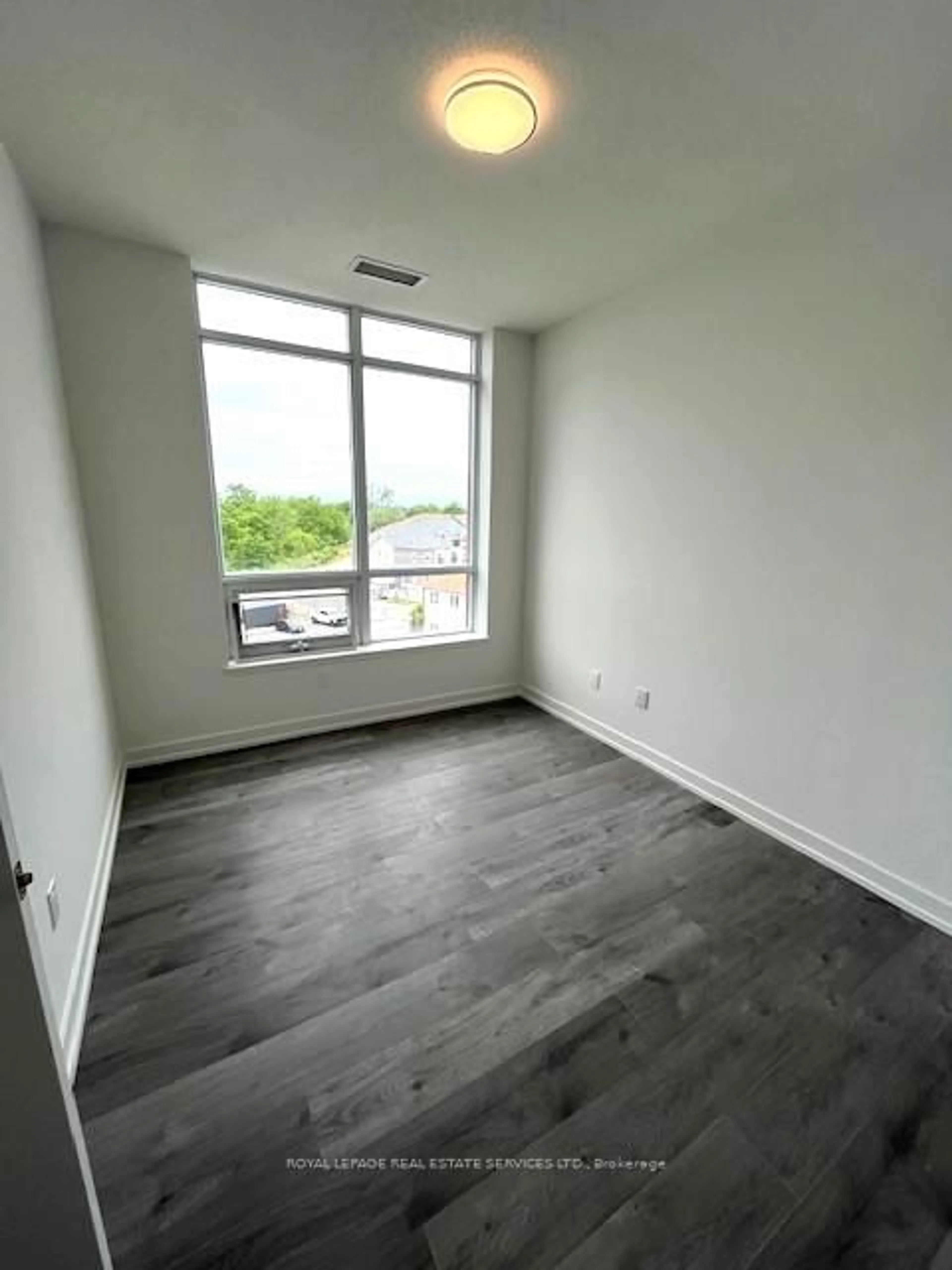 A pic of a room for 1010 Dundas St #518, Whitby Ontario L1N 2K2