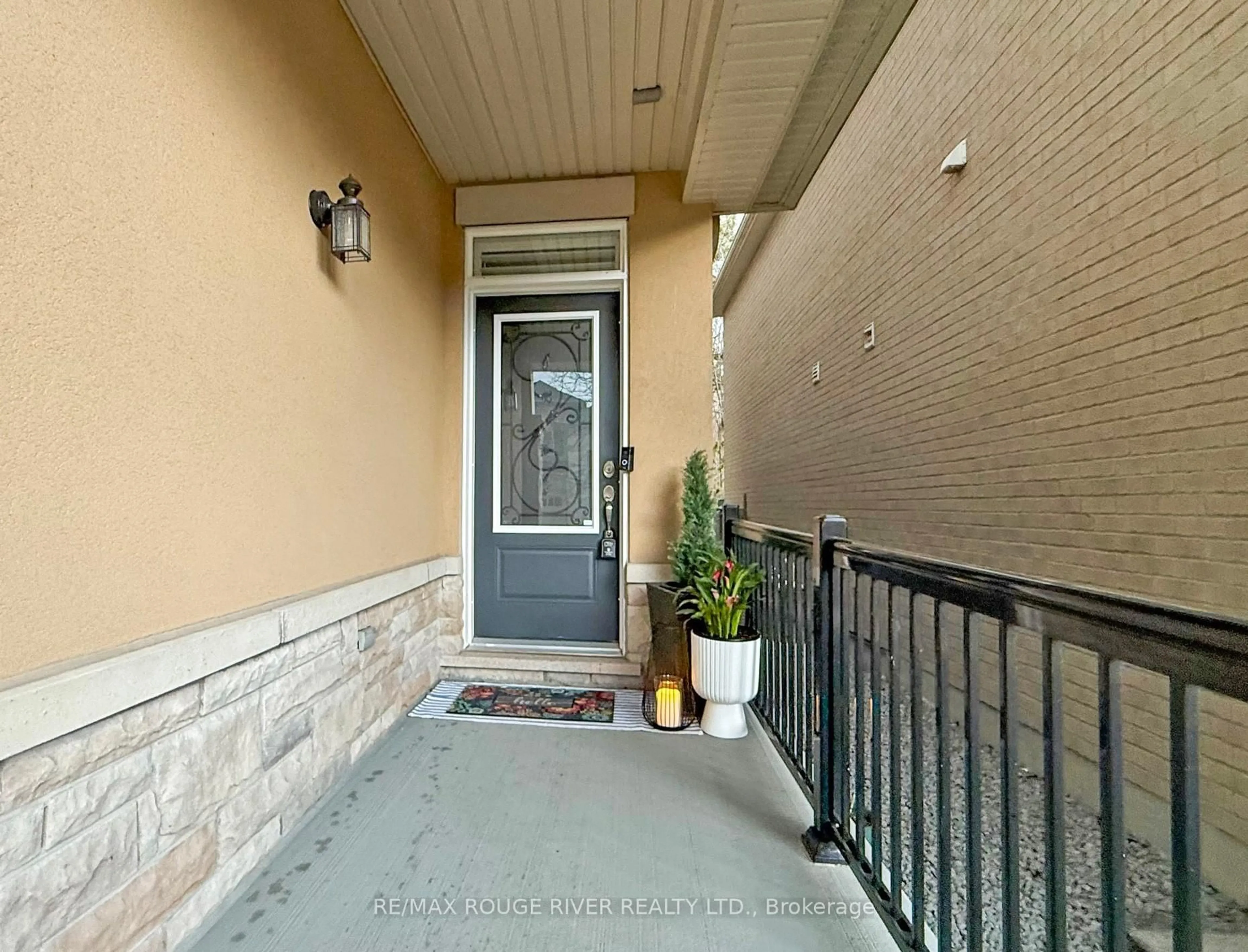 Indoor entryway for 94 A PORTWINE Dr, Toronto Ontario M1C 0C9