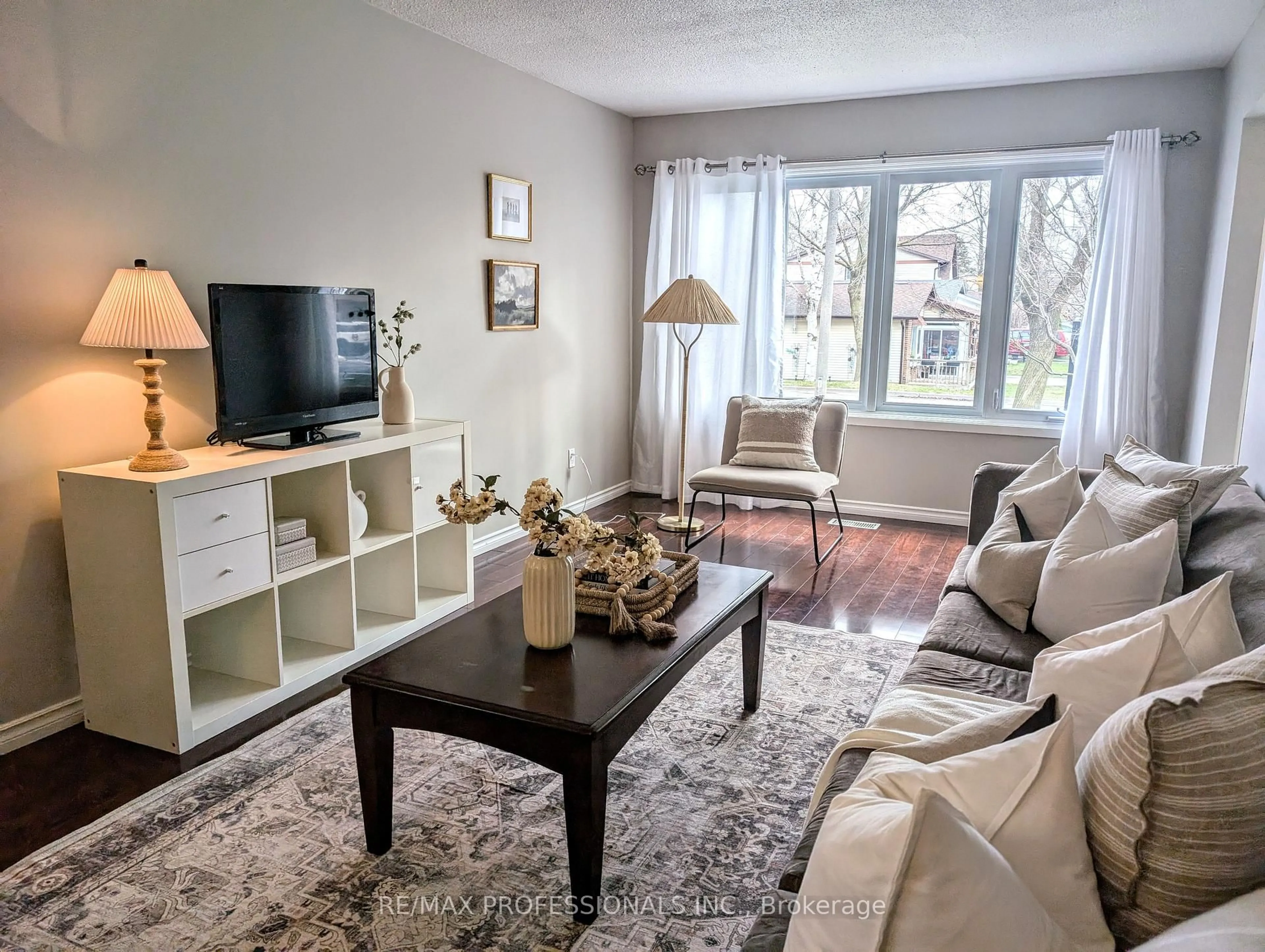 Living room with furniture, unknown for 240 Limerick St, Oshawa Ontario L1J 6K9