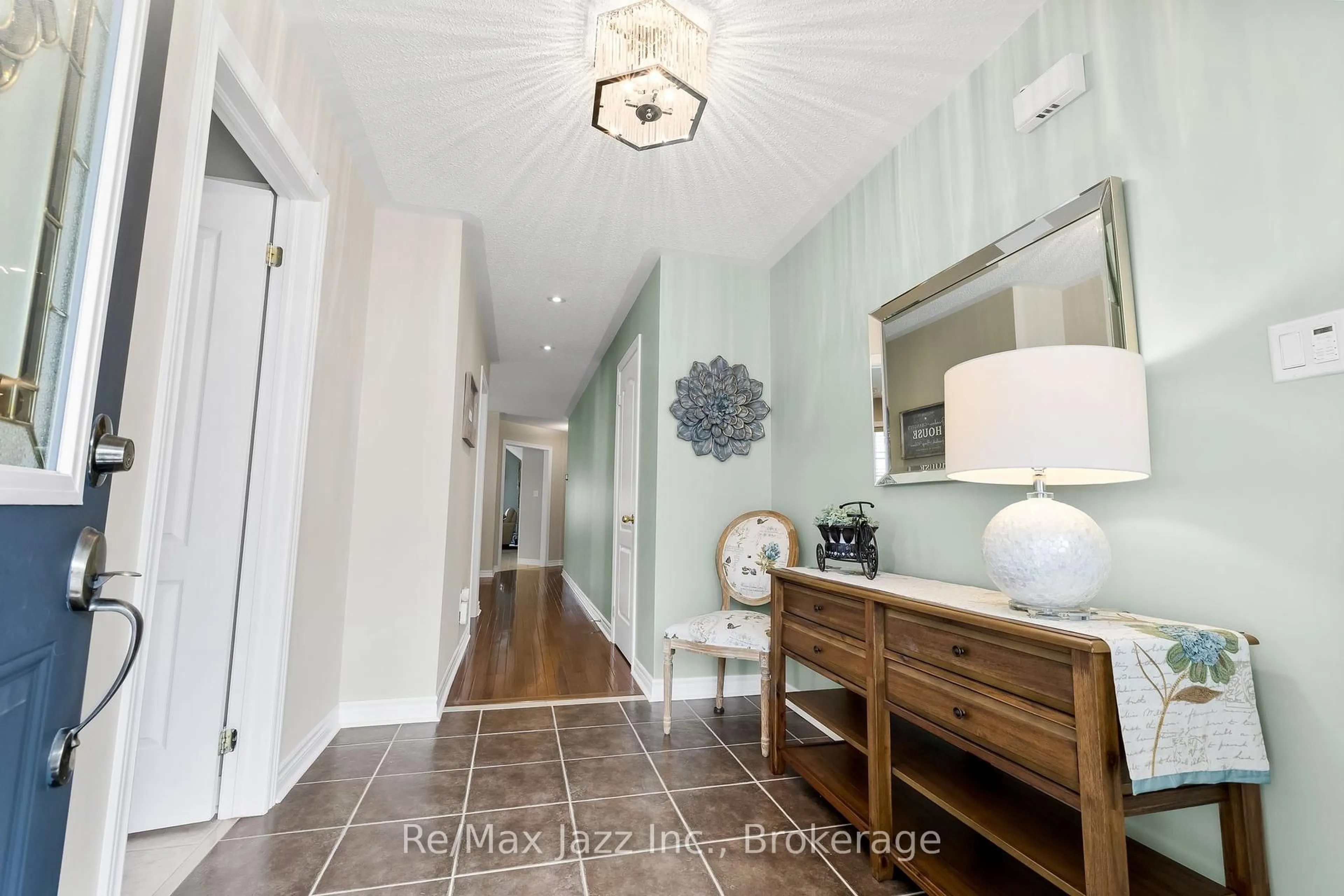 Indoor entryway for 350 Lakebreeze Dr #6, Clarington Ontario L1B 0A2