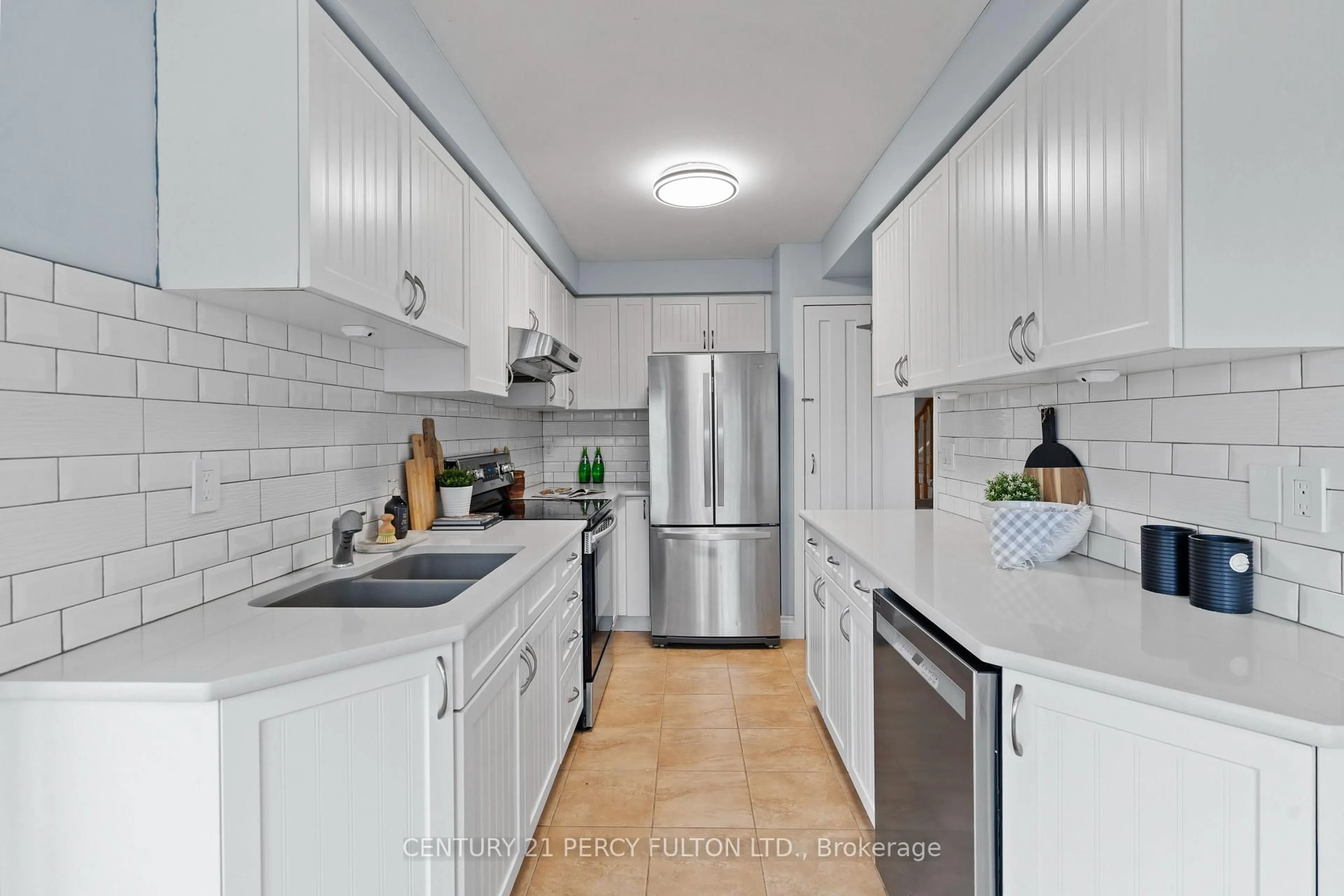 Standard kitchen, ceramic/tile floor for 25 Heaver Dr, Whitby Ontario L1N 9K4