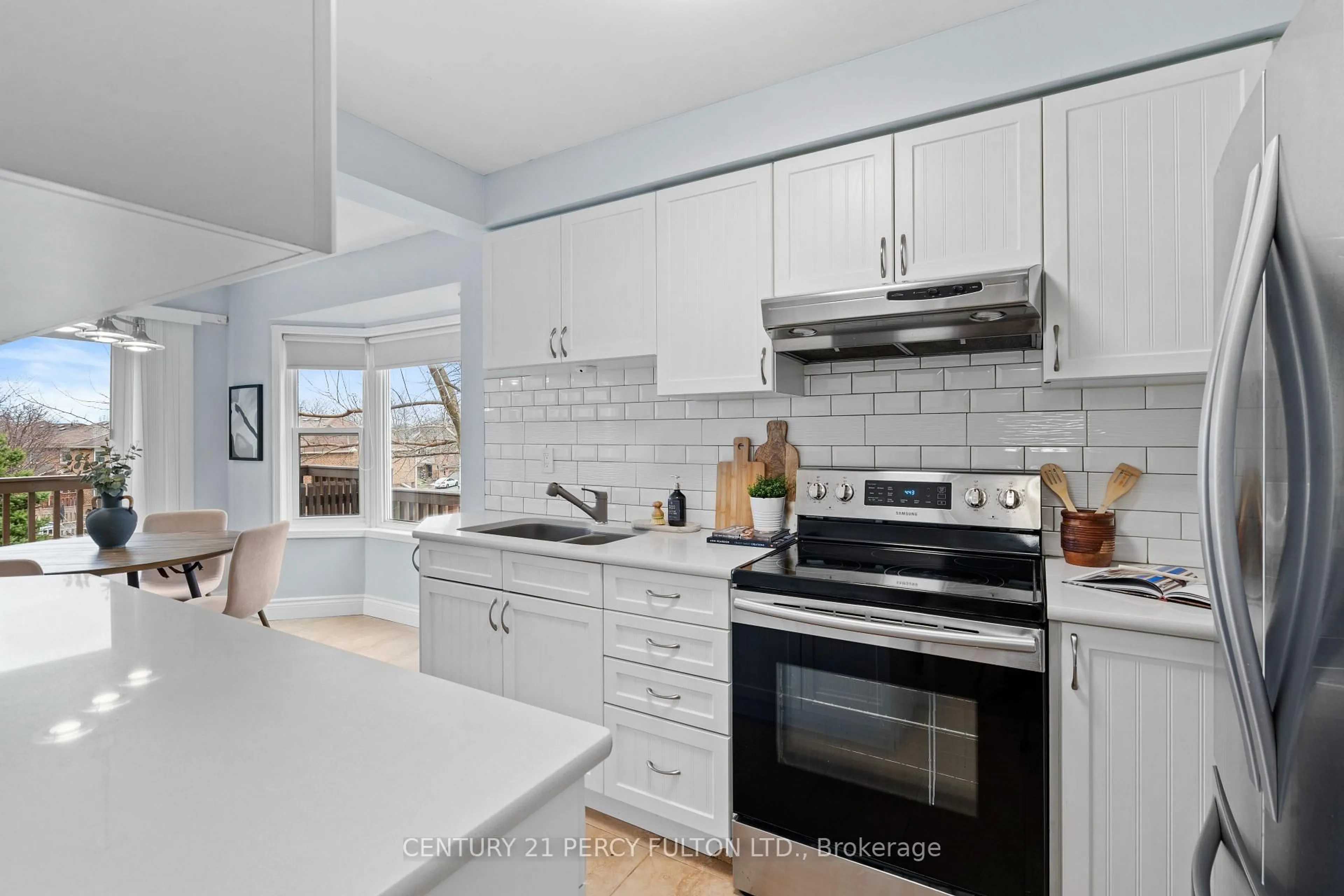 Open concept kitchen, ceramic/tile floor for 25 Heaver Dr, Whitby Ontario L1N 9K4