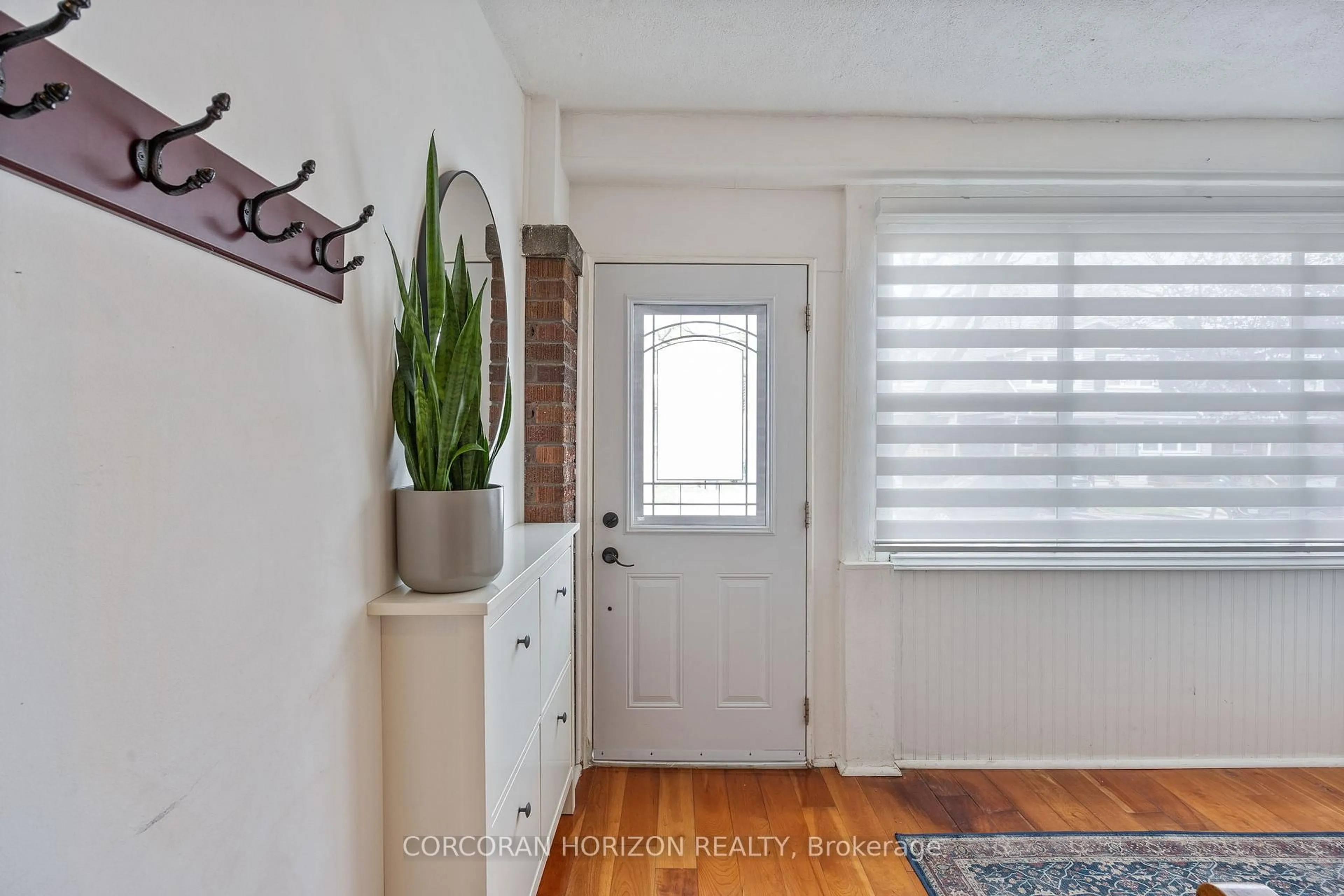 Indoor entryway for 189 Springdale Blvd, Toronto Ontario M4C 1Z6