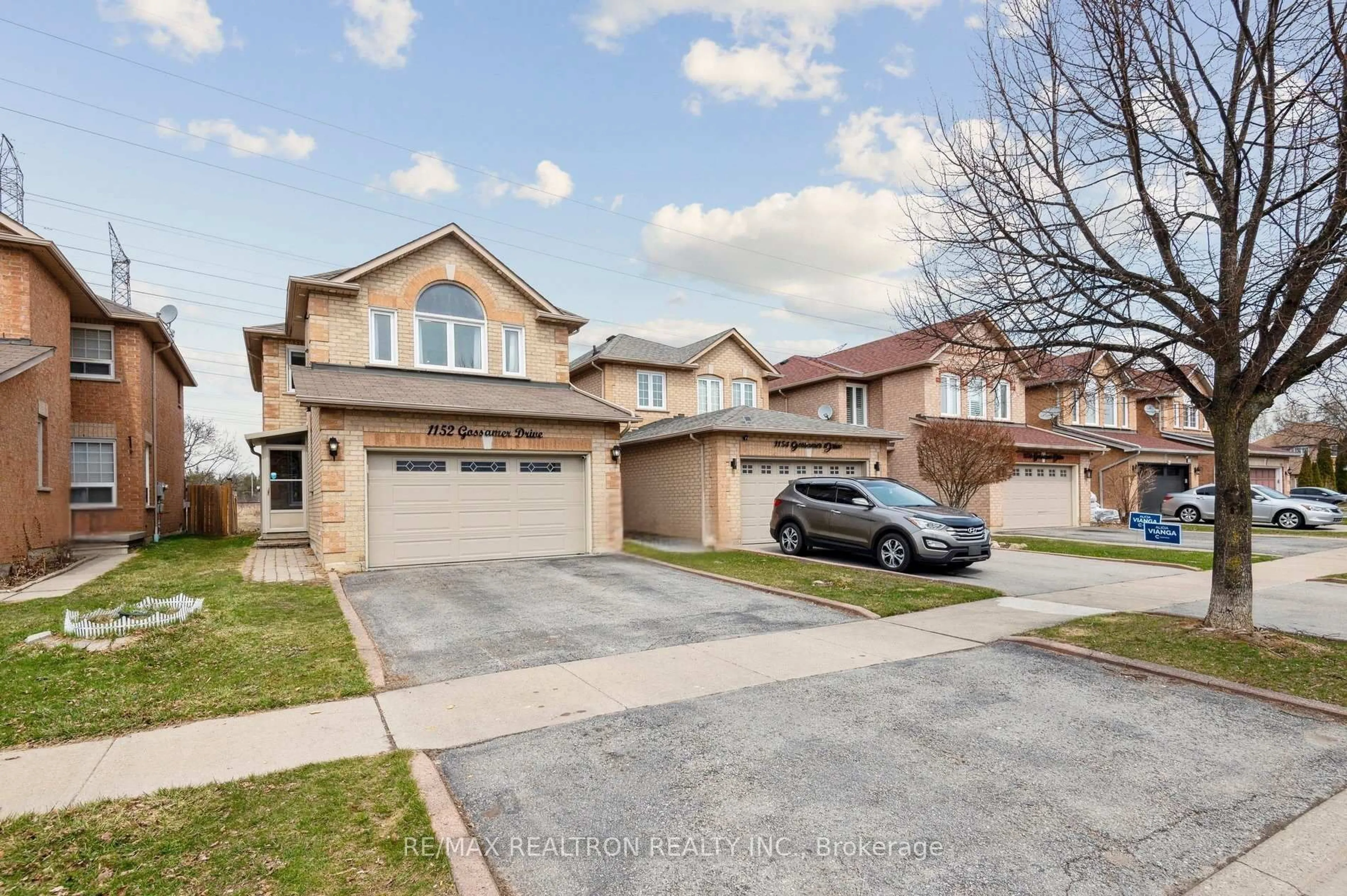 A pic from outside/outdoor area/front of a property/back of a property/a pic from drone, street for 1152 Gossamer Dr, Pickering Ontario L1X 2T8
