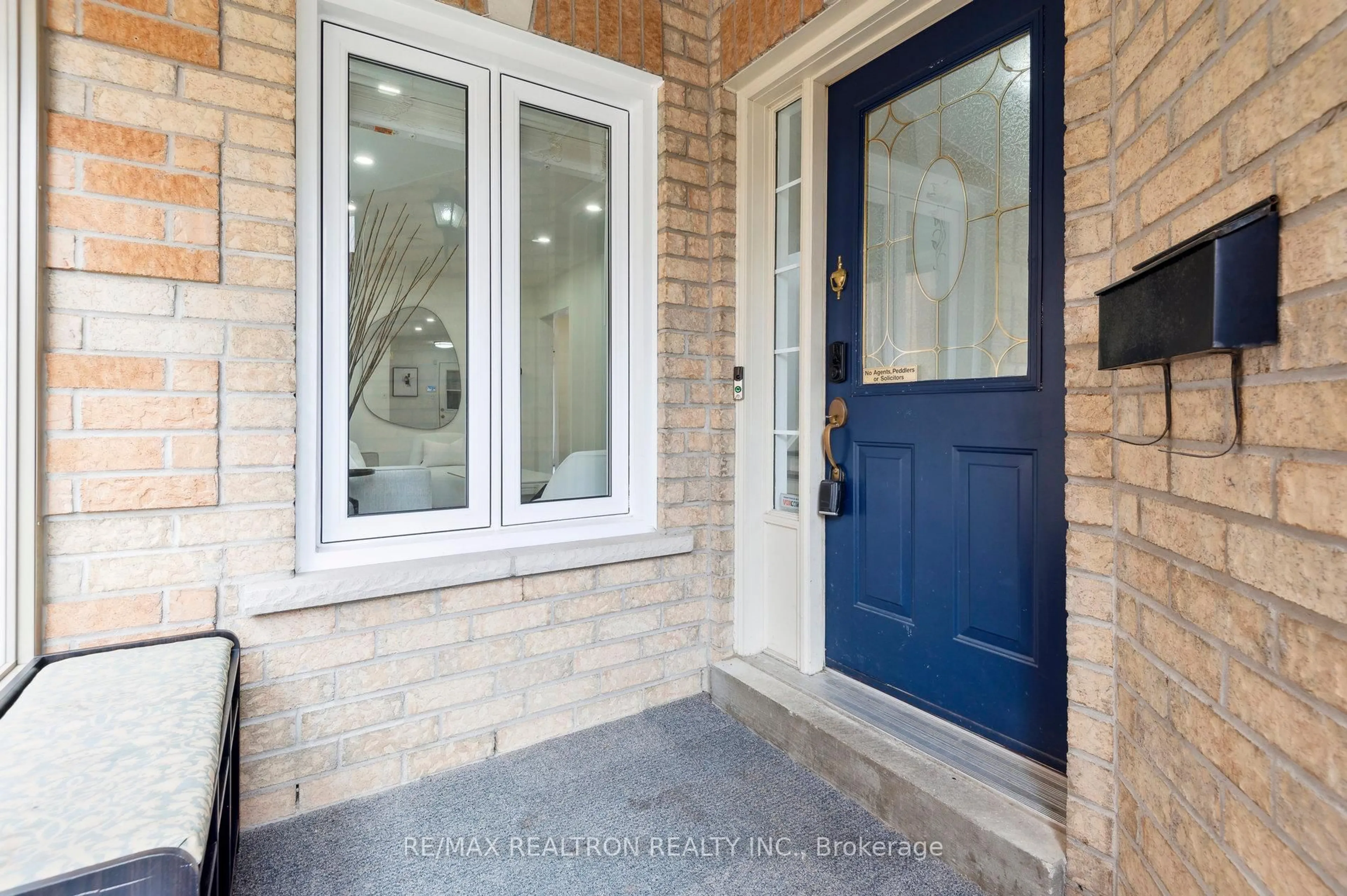 Indoor entryway for 1152 Gossamer Dr, Pickering Ontario L1X 2T8