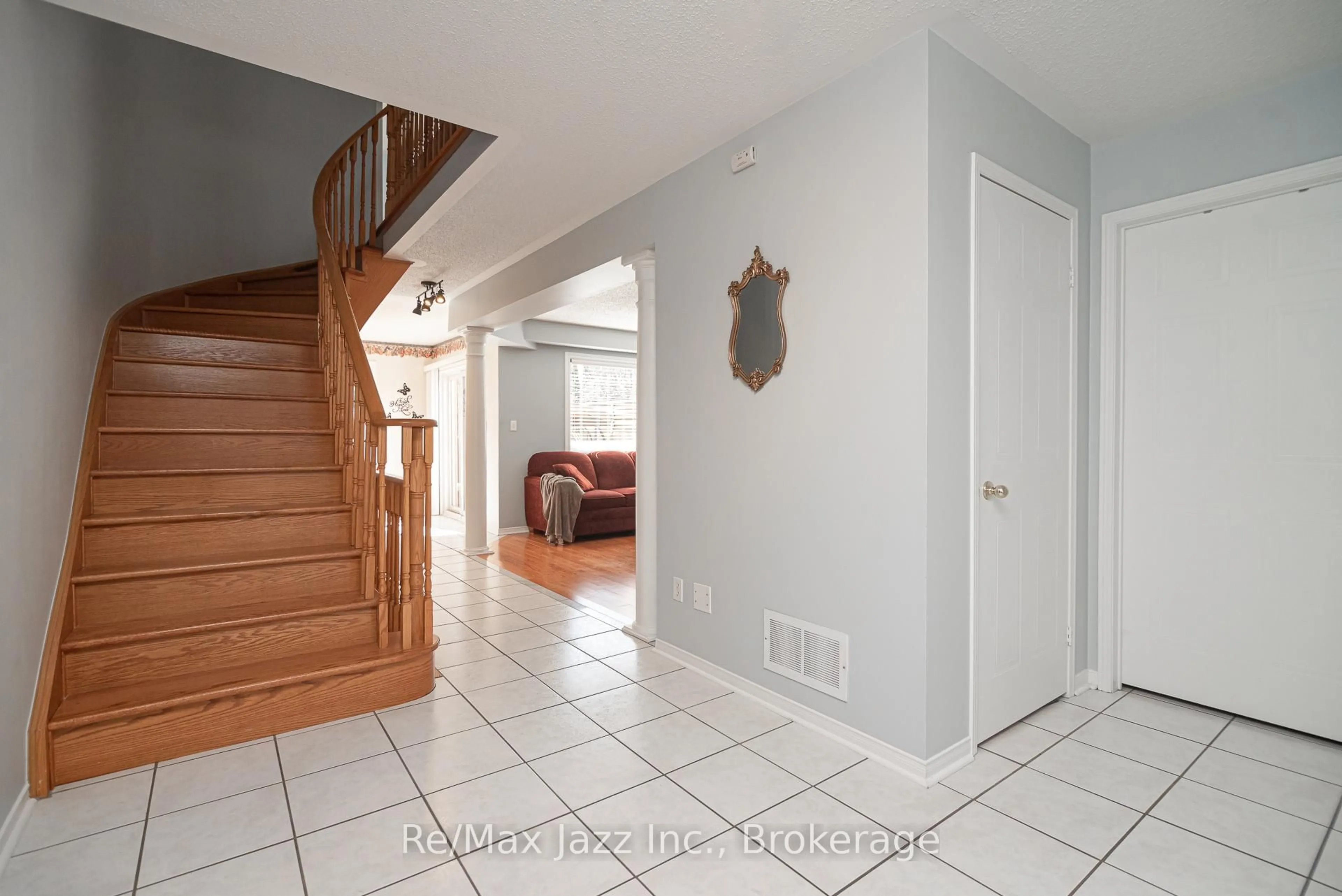 Indoor entryway for 35 Avondale Dr, Clarington Ontario L1E 2Z2