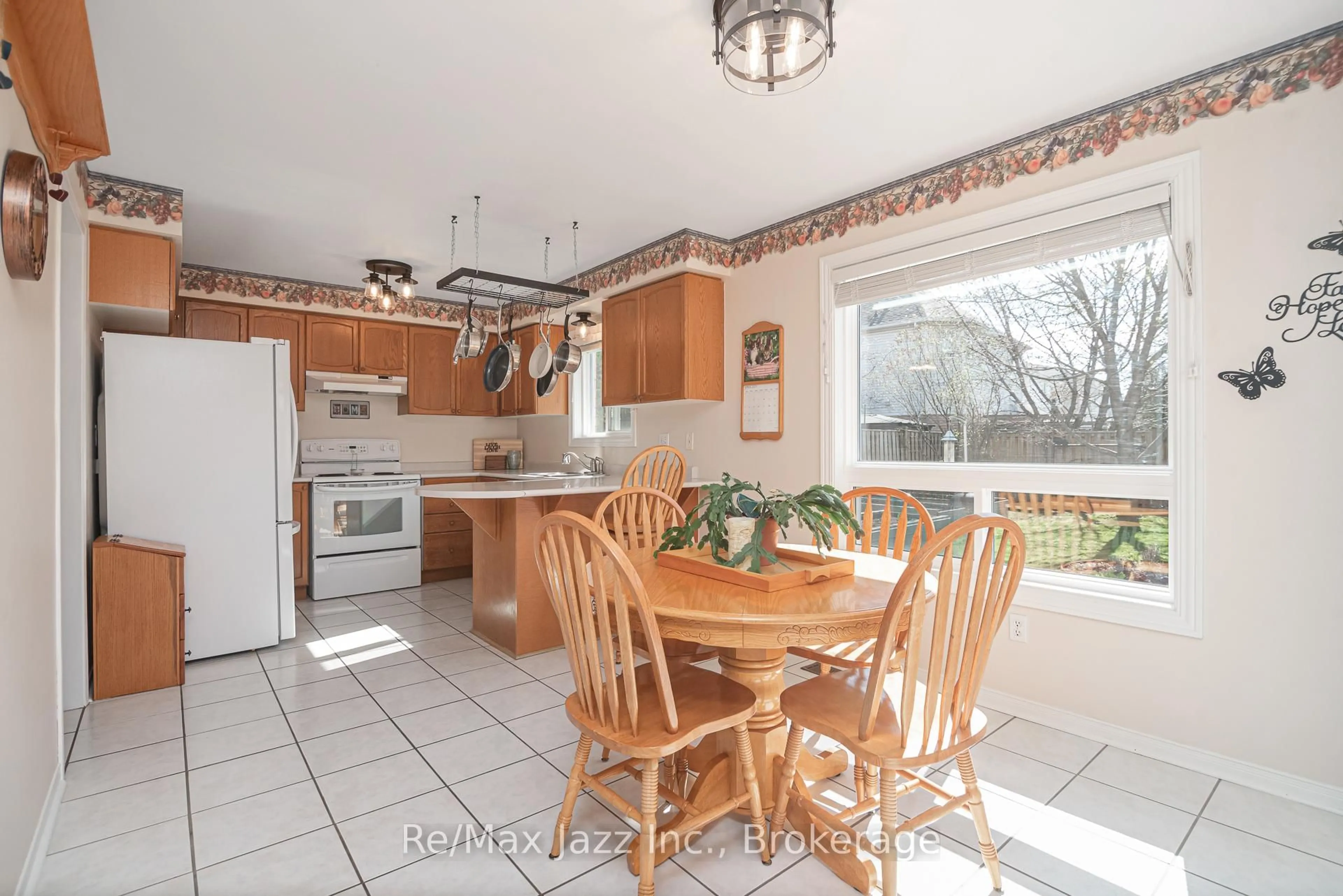 Open concept kitchen, ceramic/tile floor for 35 Avondale Dr, Clarington Ontario L1E 2Z2