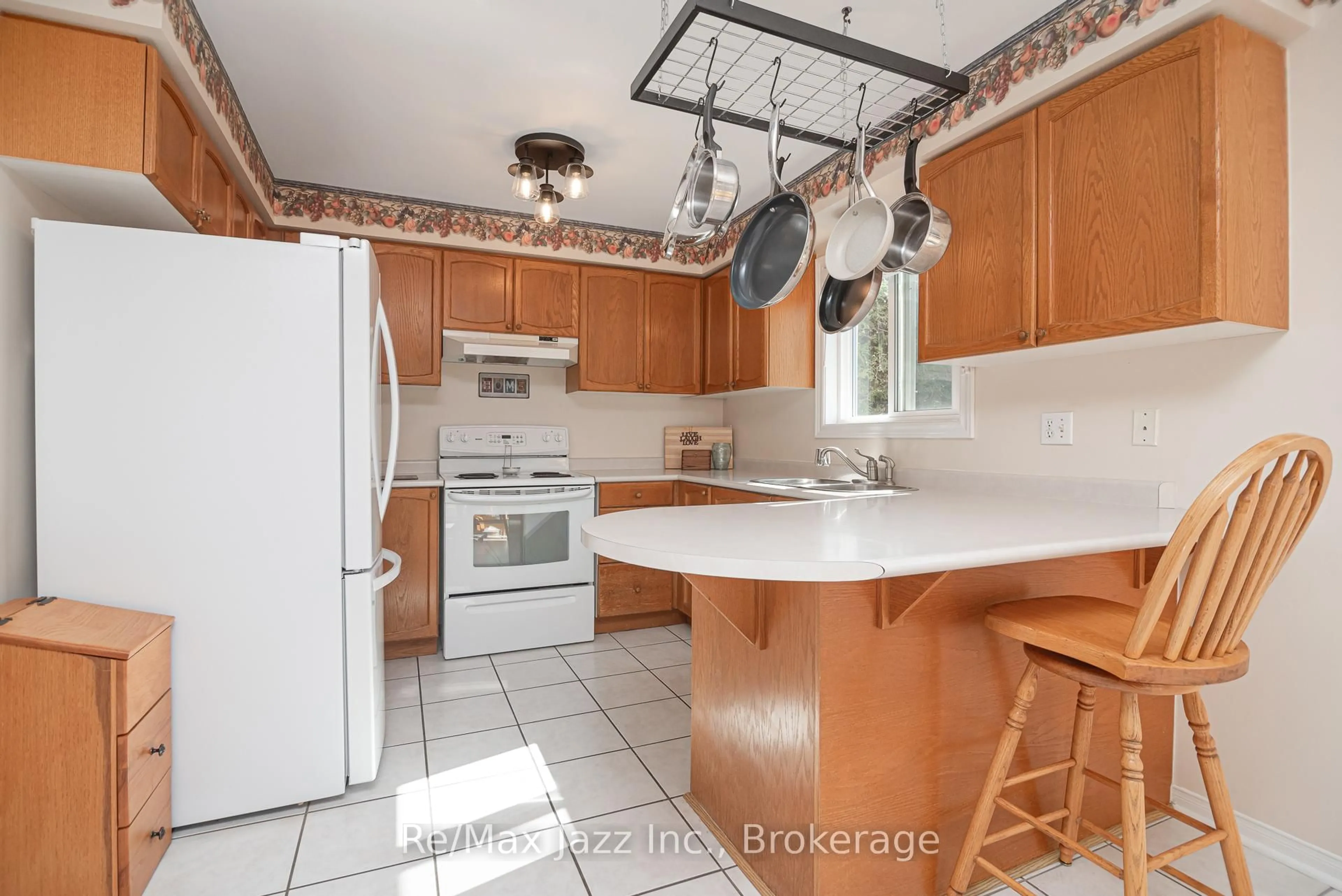 Standard kitchen, unknown for 35 Avondale Dr, Clarington Ontario L1E 2Z2