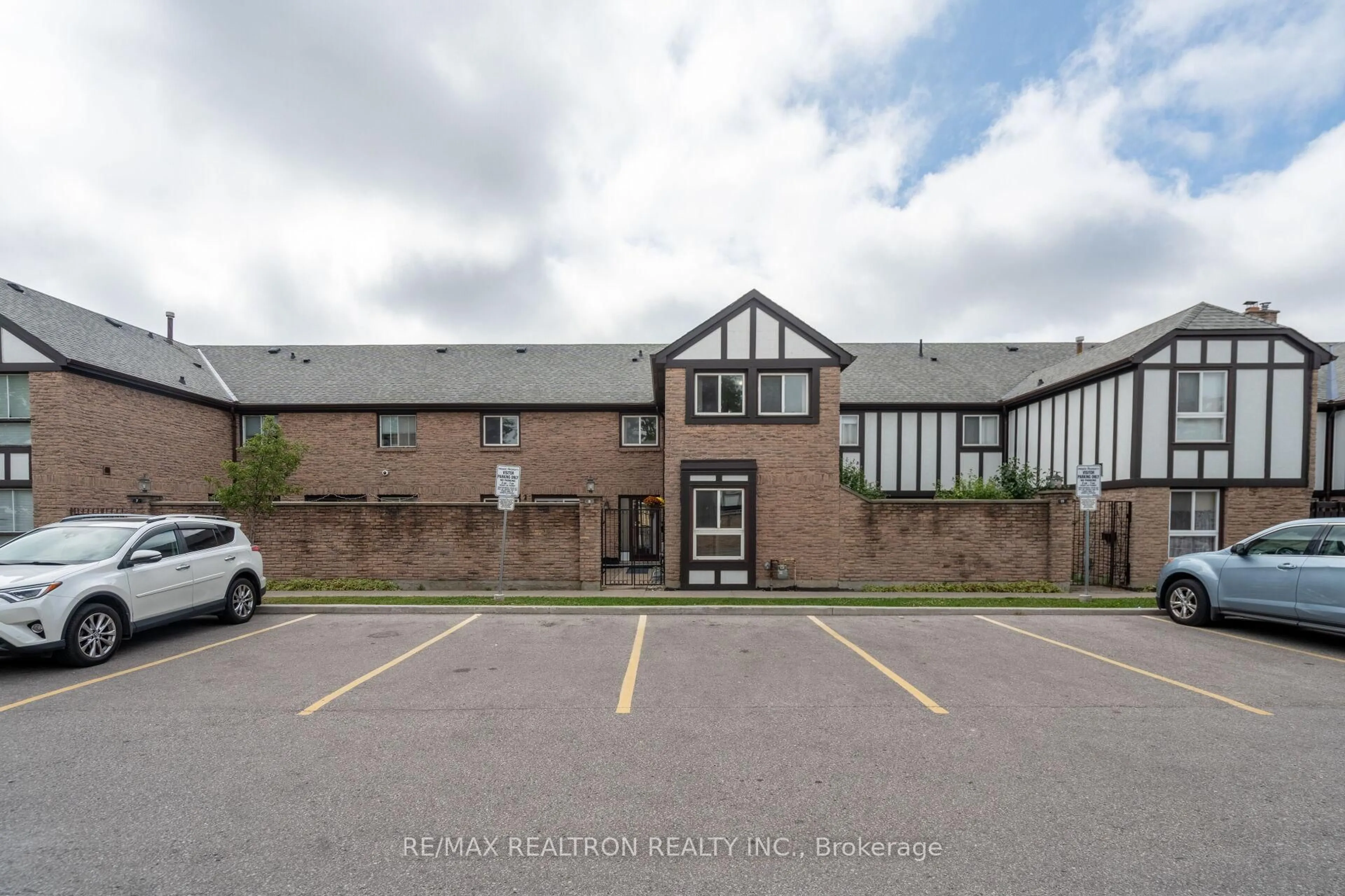 A pic from outside/outdoor area/front of a property/back of a property/a pic from drone, building for 2 Dailing Gate #9, Toronto Ontario M1B 1Z8
