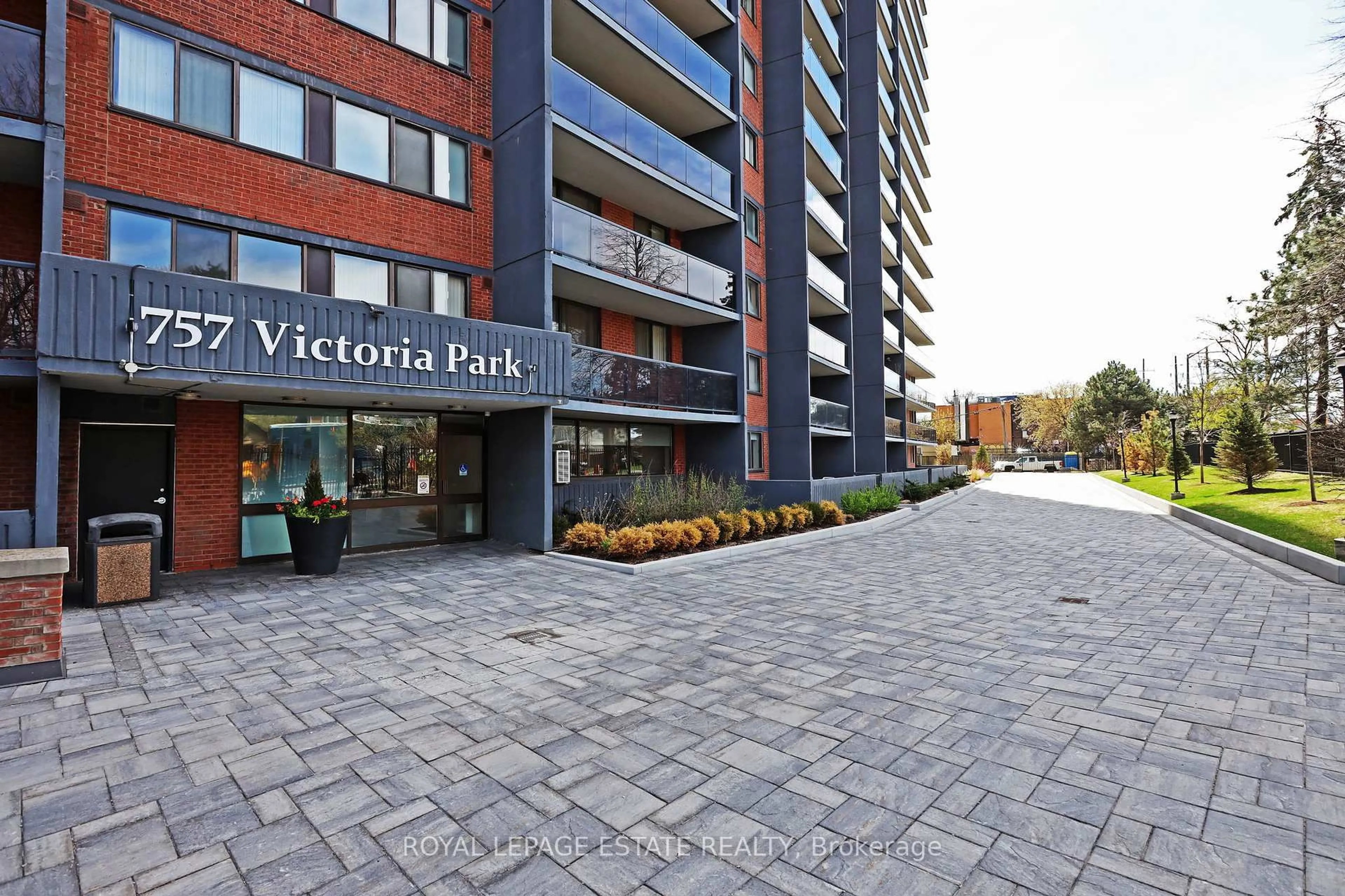 A pic from outside/outdoor area/front of a property/back of a property/a pic from drone, street for 757 Victoria Park Ave #906, Toronto Ontario M4C 5N8