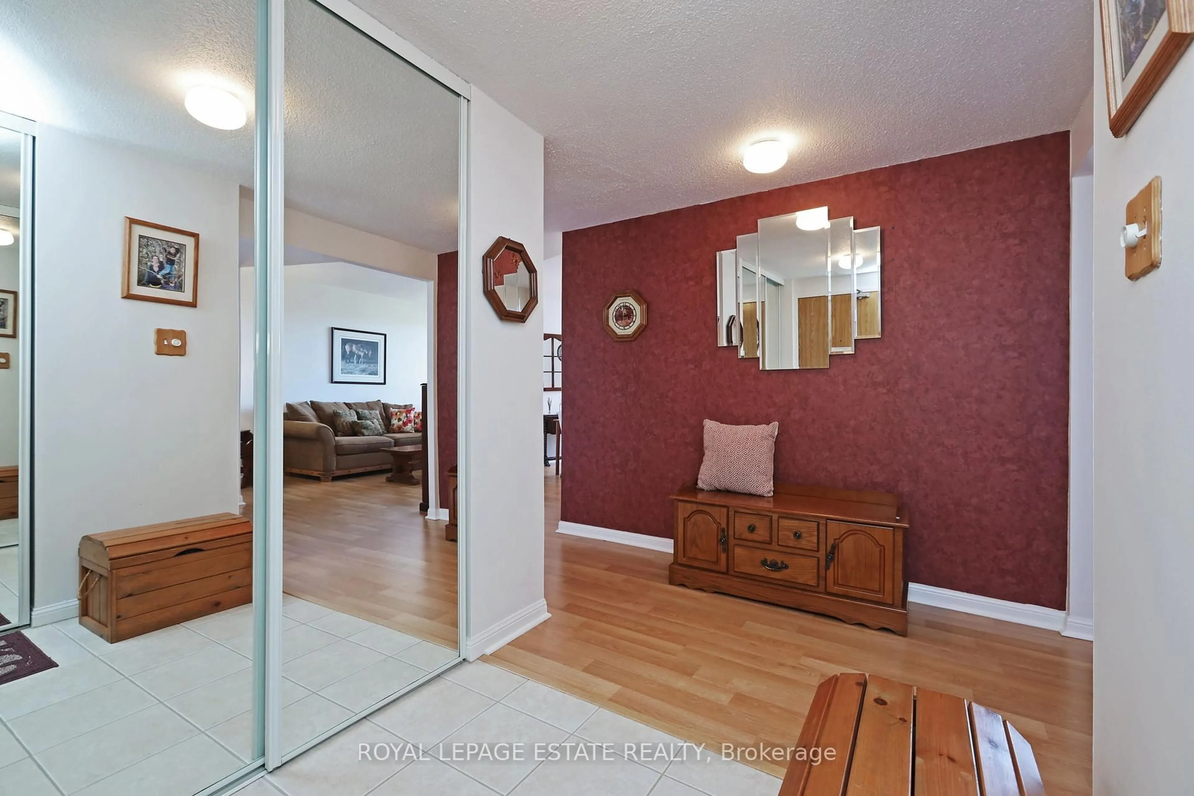 Indoor entryway for 757 Victoria Park Ave #906, Toronto Ontario M4C 5N8