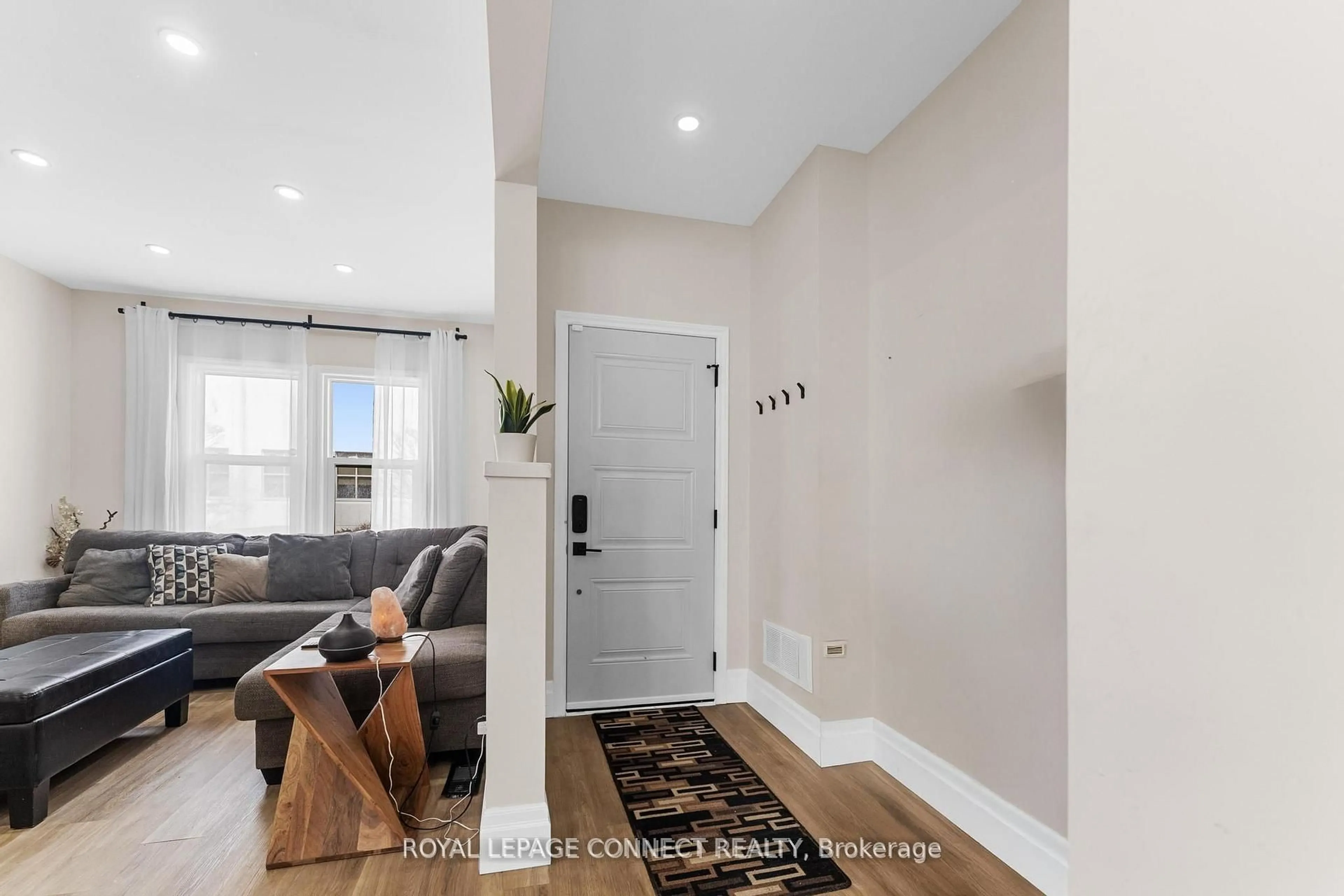Indoor entryway for 95 Richmond St, Oshawa Ontario L1G 1E3