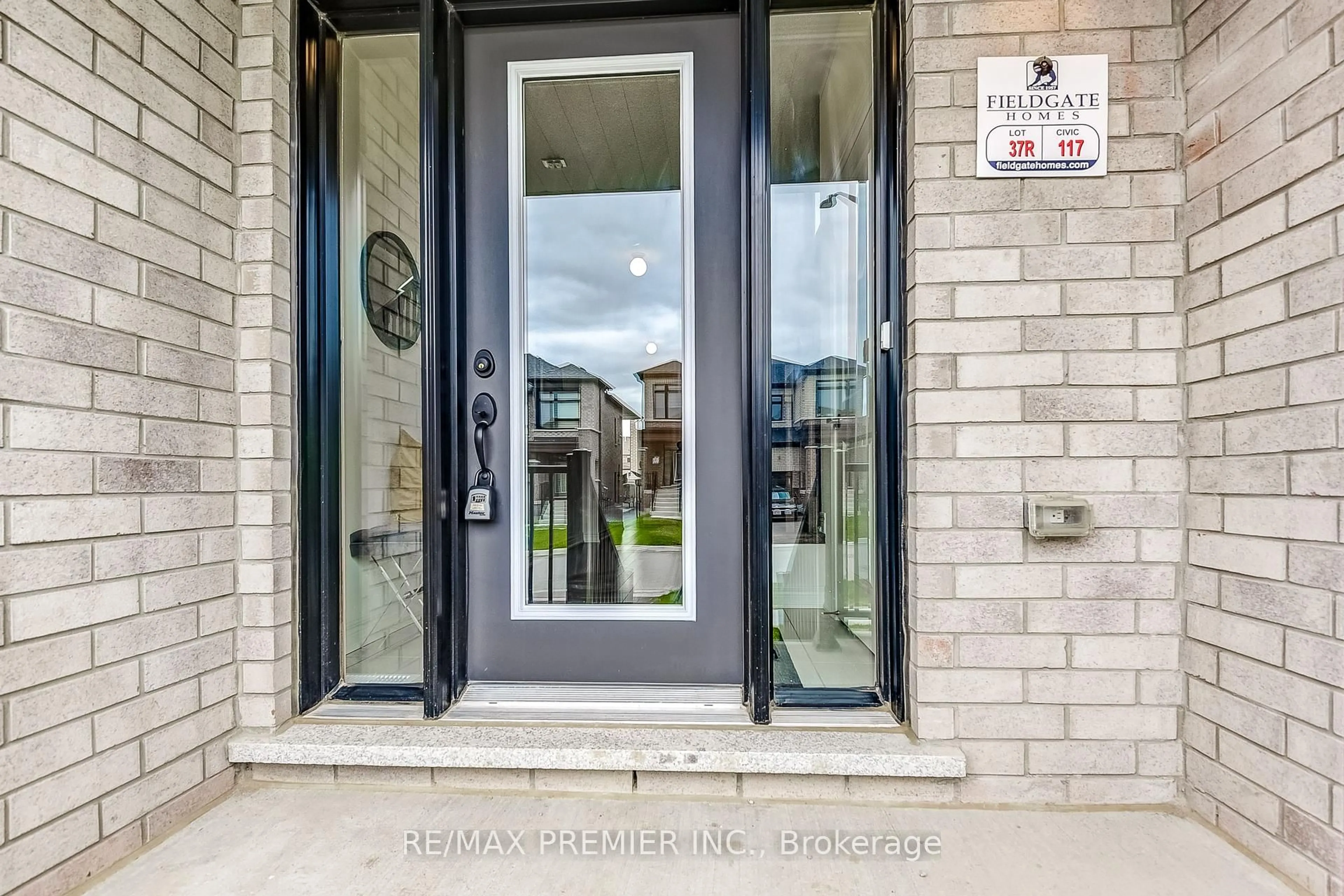 Indoor entryway for 117 Armilia Pl, Whitby Ontario L1P 0P7