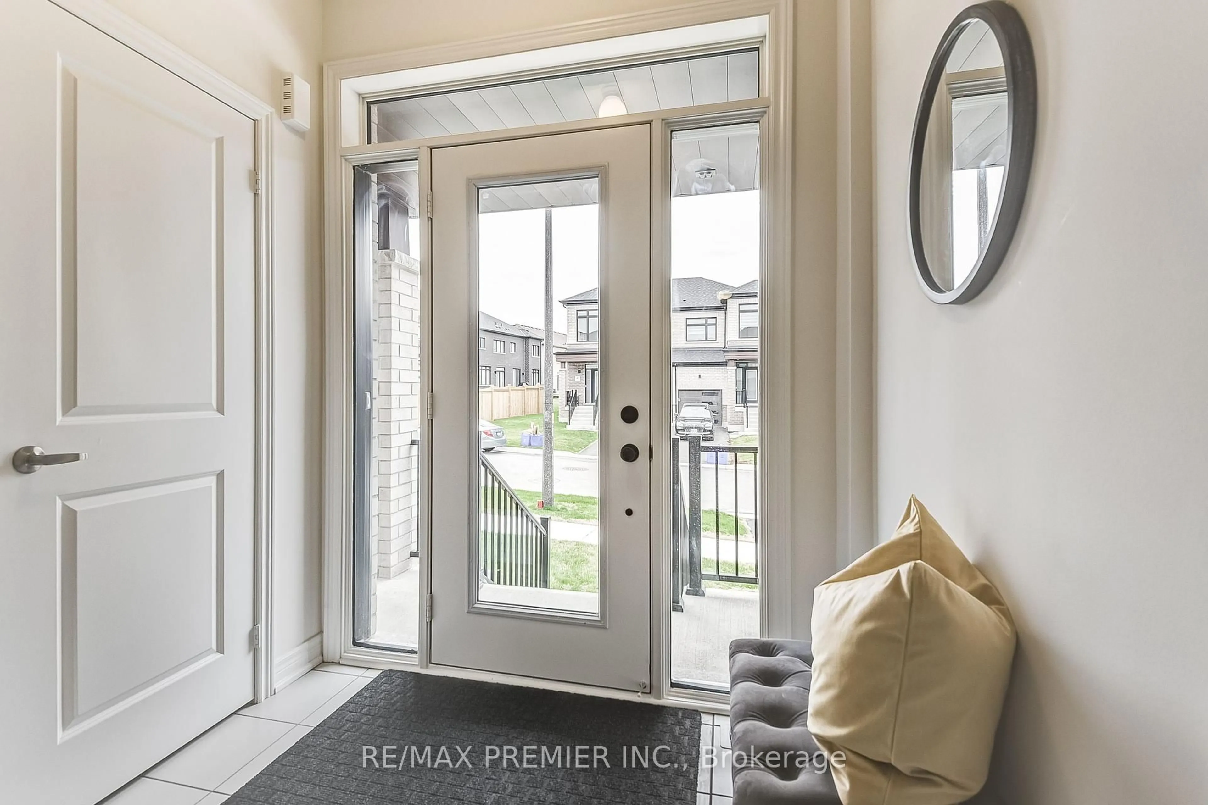 Indoor entryway for 117 Armilia Pl, Whitby Ontario L1P 0P7