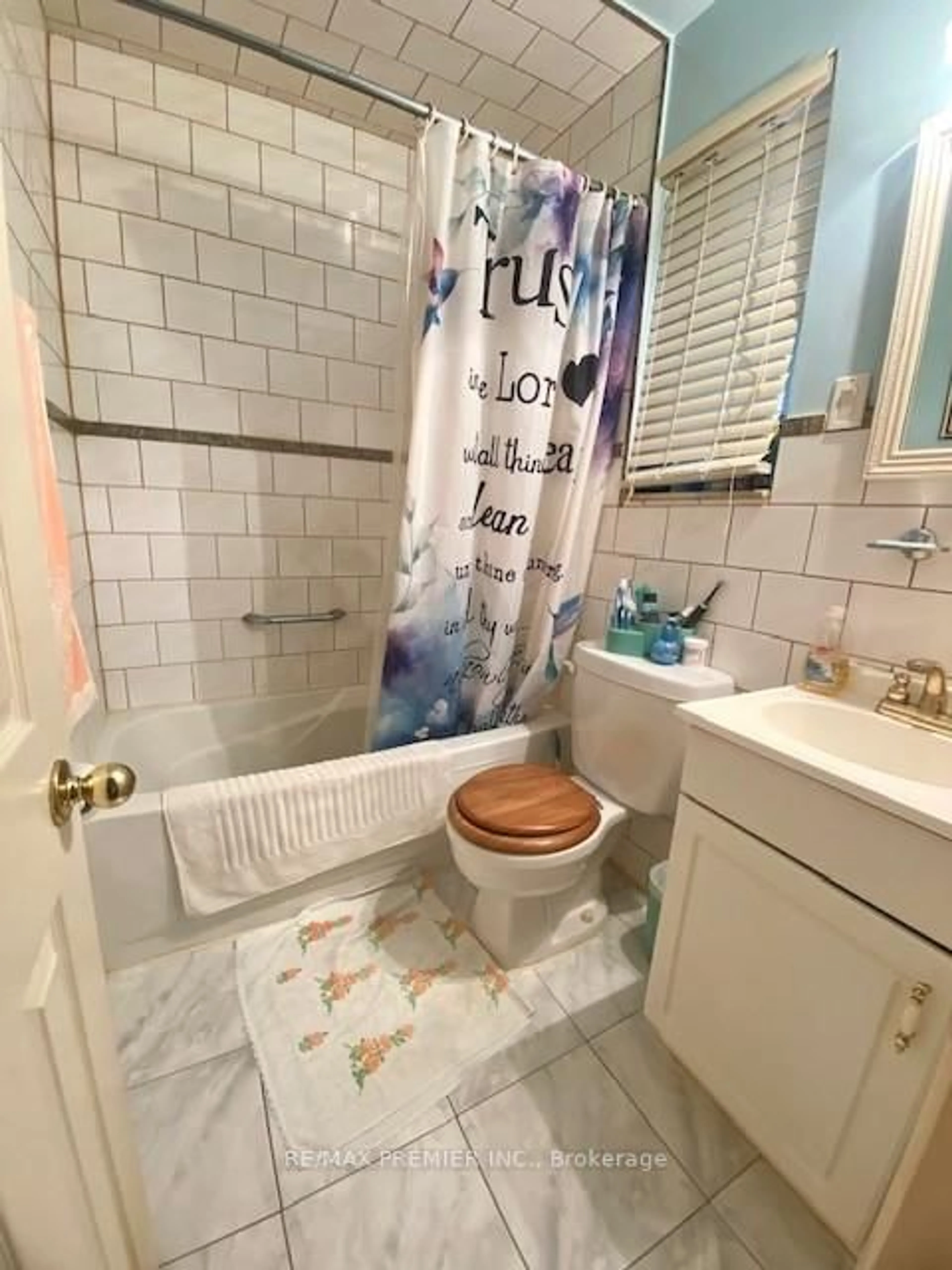 Standard bathroom, ceramic/tile floor for 20 Billingsgate Cres, Ajax Ontario L1S 2R8