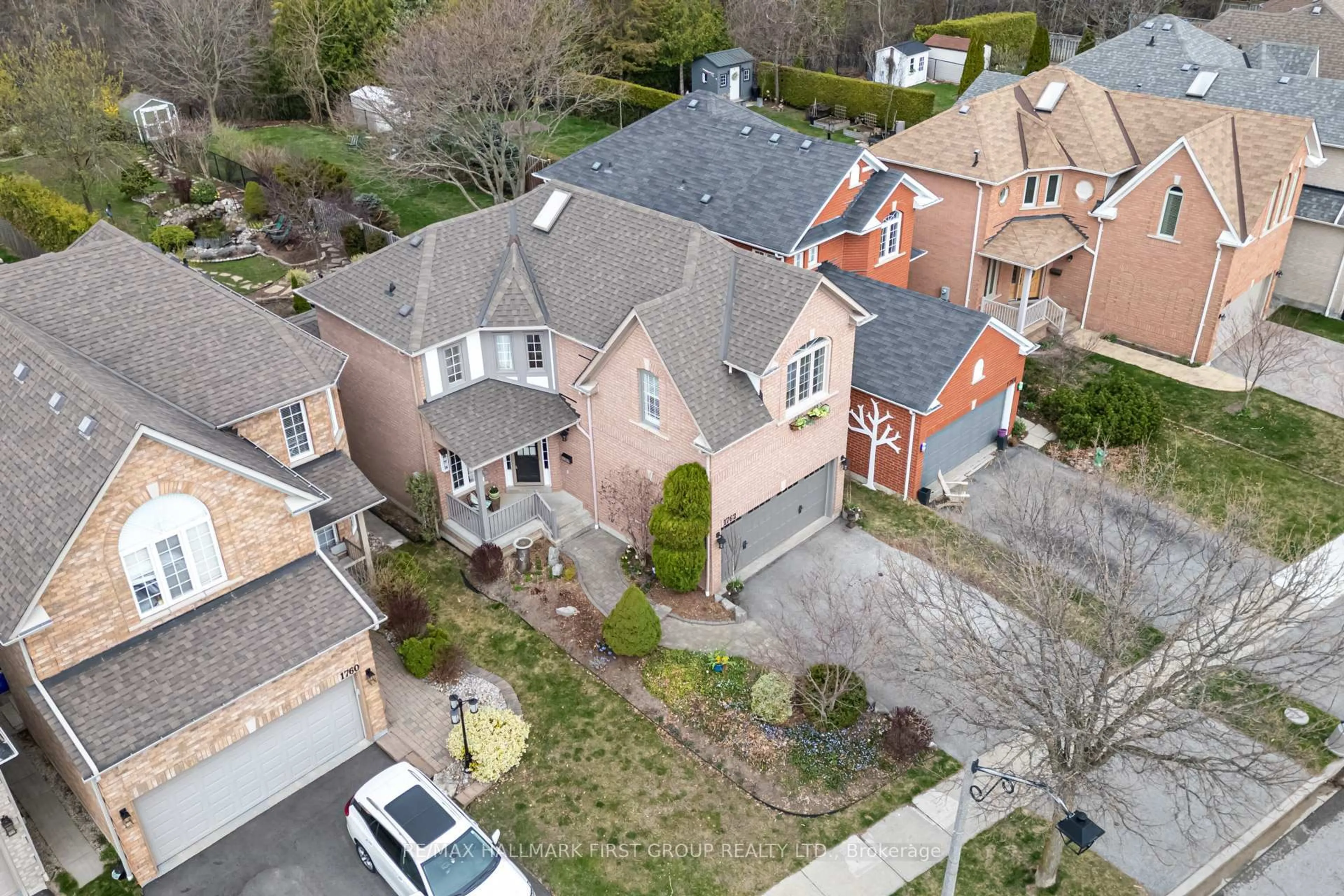 A pic from outside/outdoor area/front of a property/back of a property/a pic from drone, street for 1762 Autumn Cres, Pickering Ontario L1V 6X2