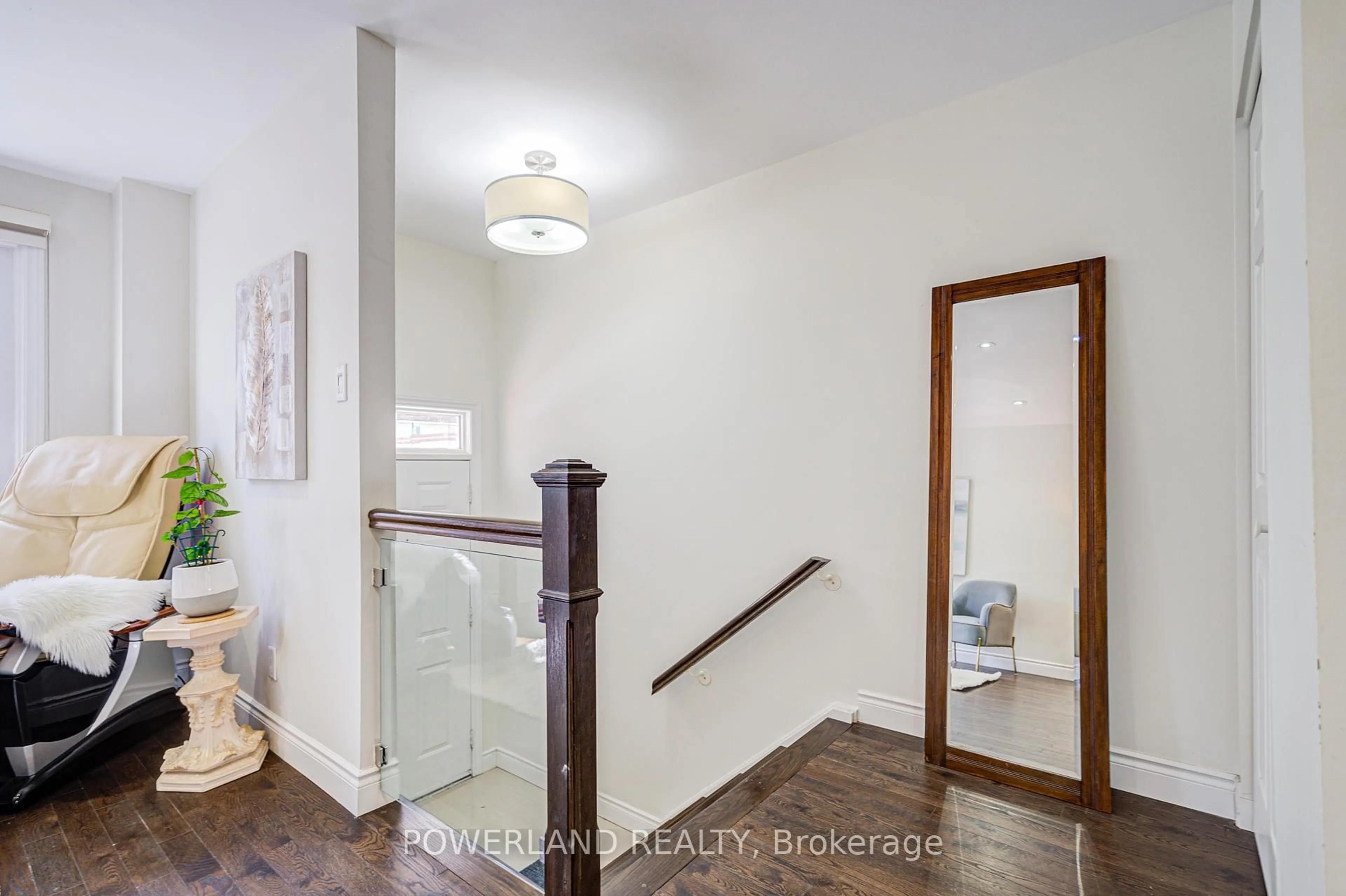 Indoor entryway for 20 Coatsworth Cres, Toronto Ontario M4C 5P6