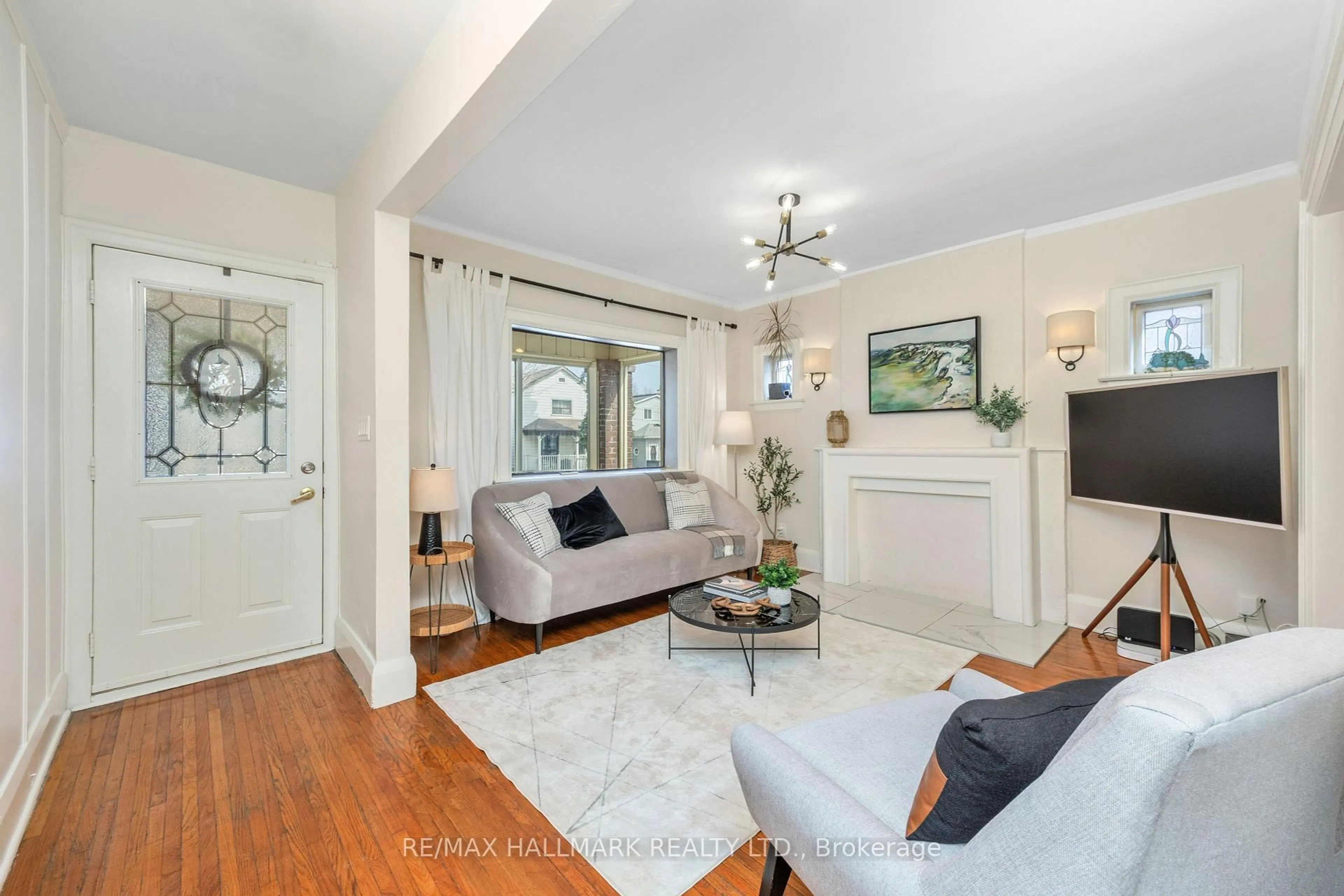 Living room with furniture, unknown for 76 South Woodrow Blvd, Toronto Ontario M1N 3L6