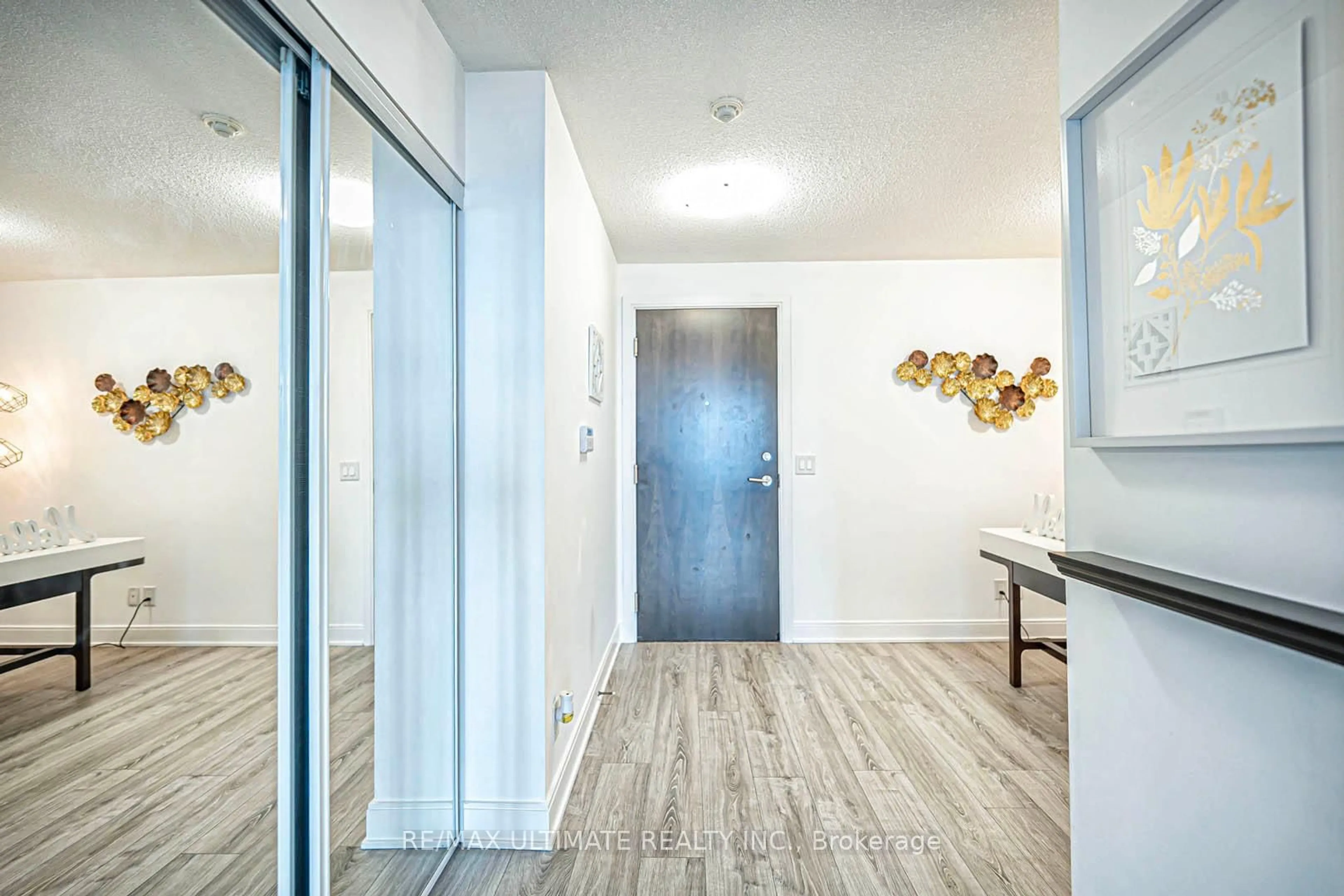 Indoor entryway for 135 Village Green Sq #3720, Toronto Ontario M1S 0G4