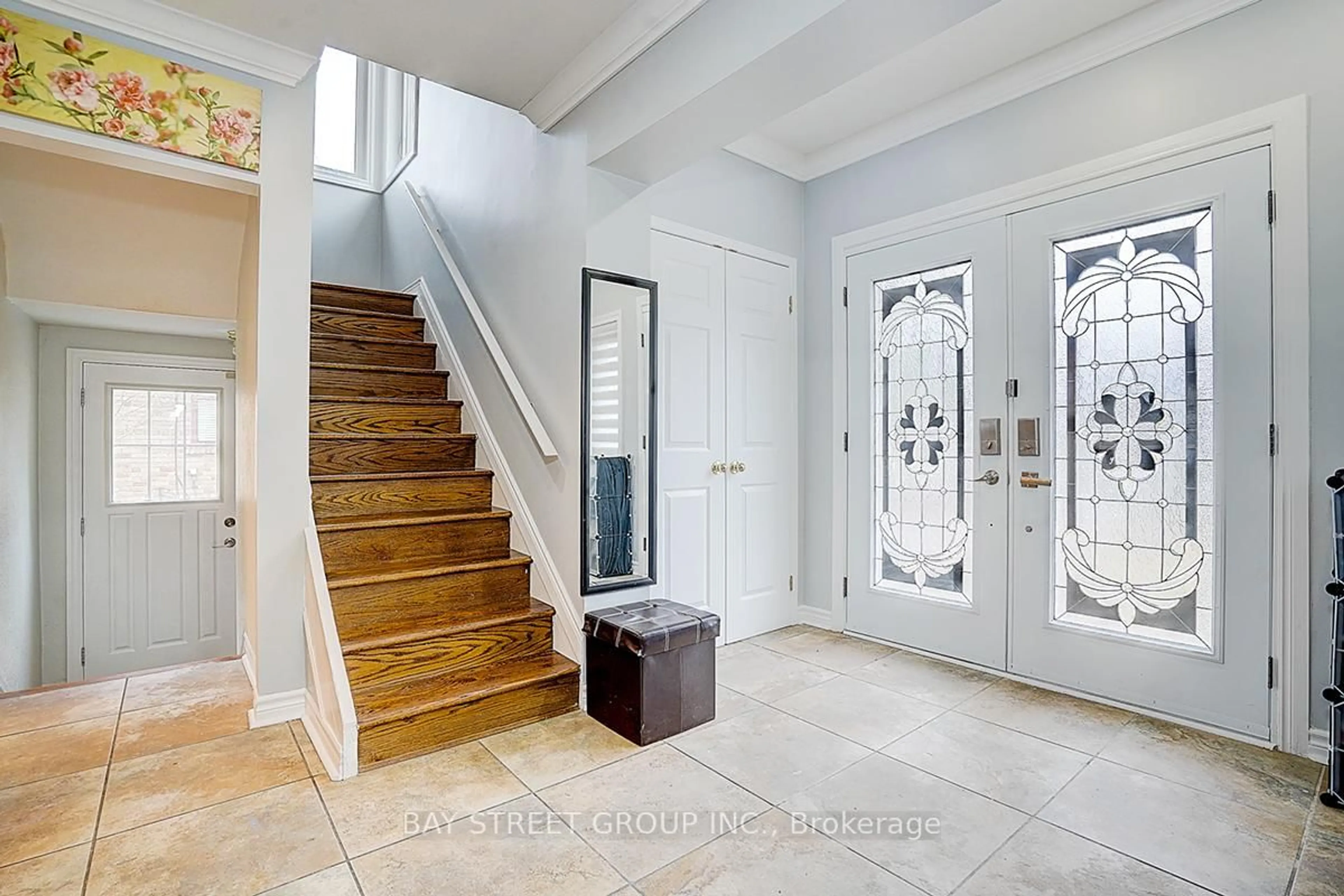 Indoor entryway for 6 Larwood Blvd, Toronto Ontario M1M 2M5