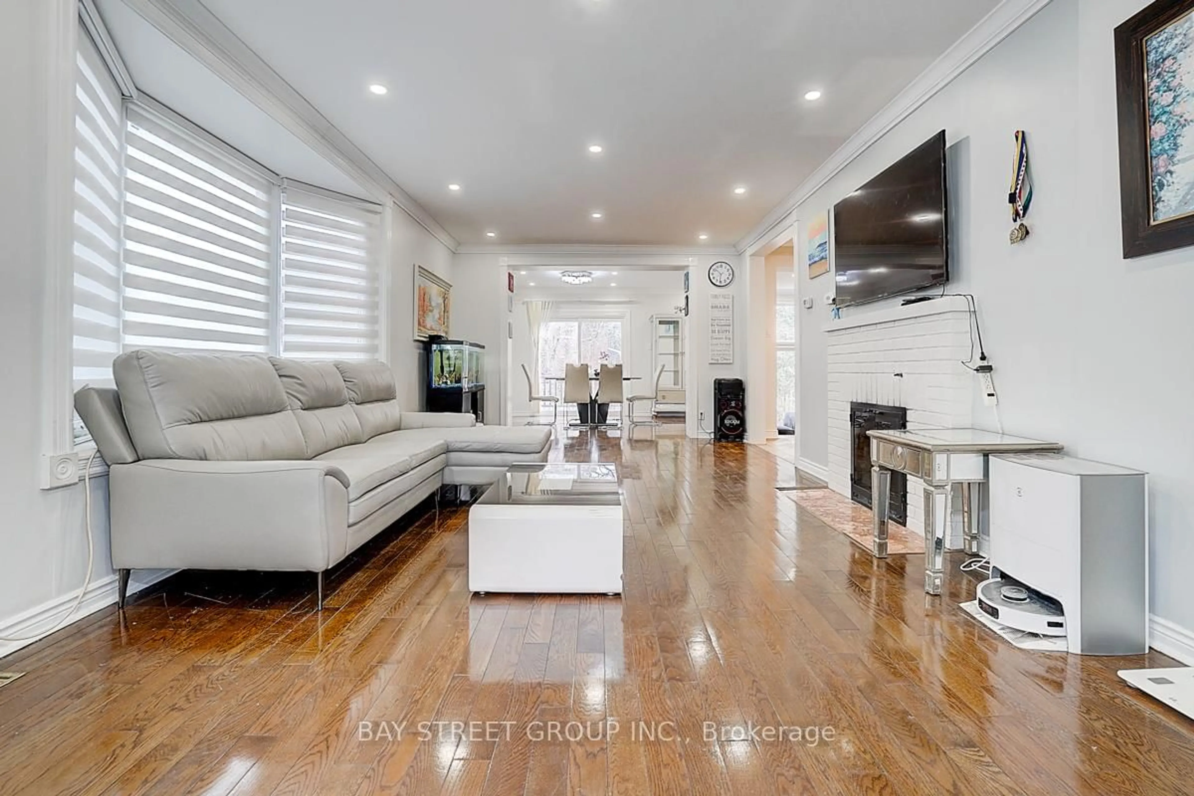 Living room with furniture, unknown for 6 Larwood Blvd, Toronto Ontario M1M 2M5