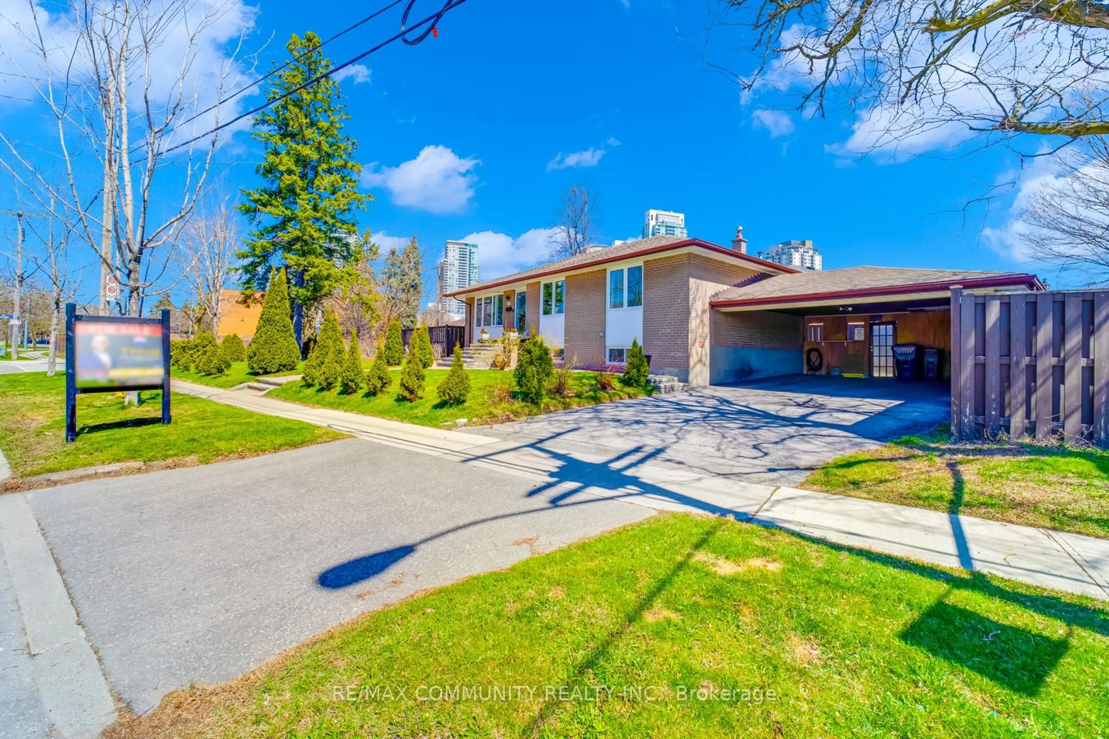 A pic from outside/outdoor area/front of a property/back of a property/a pic from drone, street for 103 Packard Blvd, Toronto Ontario M1P 4K7