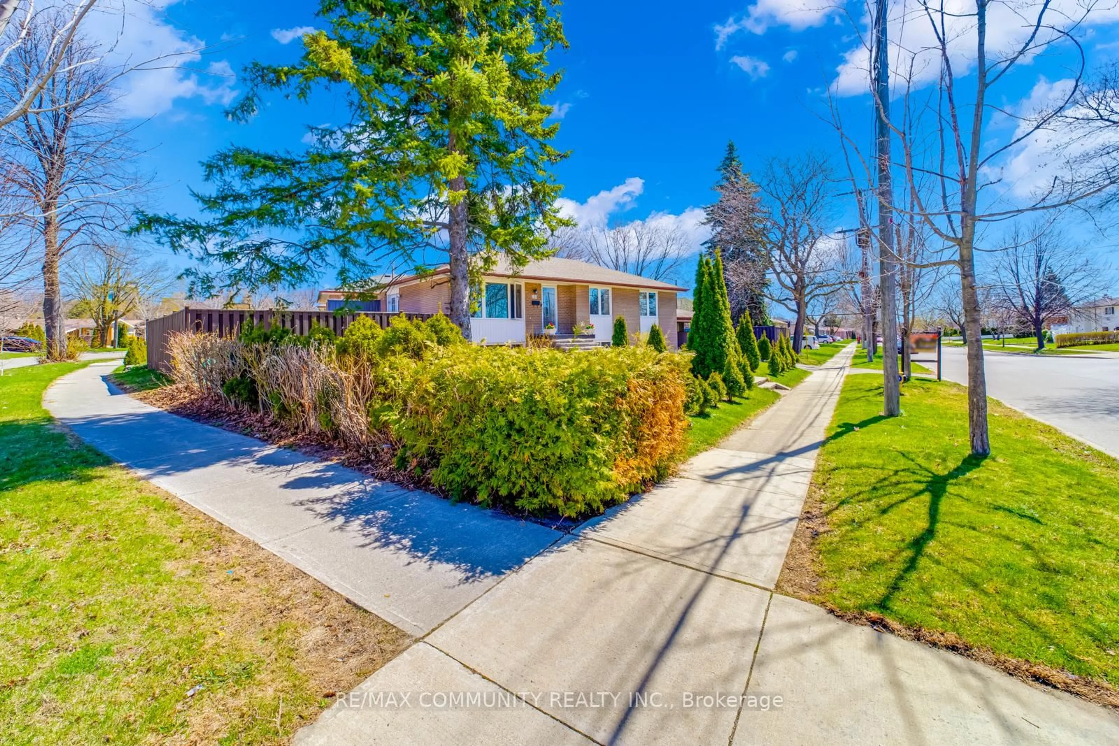 A pic from outside/outdoor area/front of a property/back of a property/a pic from drone, street for 103 Packard Blvd, Toronto Ontario M1P 4K7