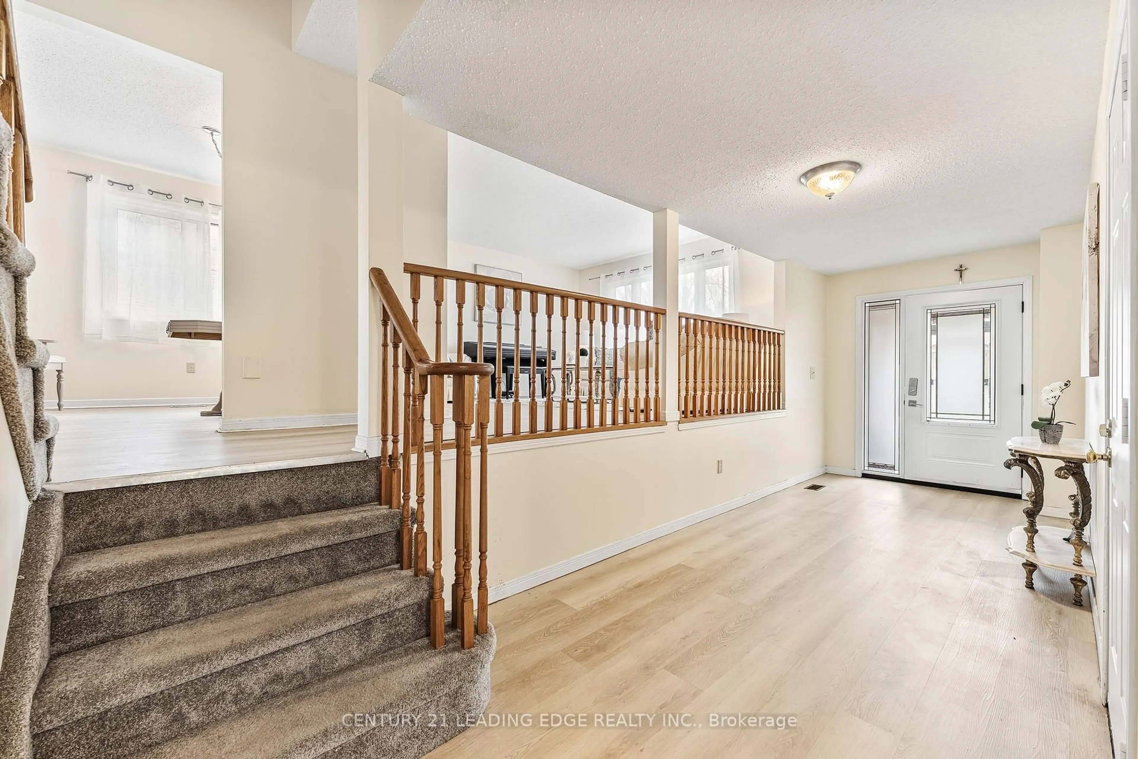 Indoor entryway for 840 William Booth Cres, Oshawa Ontario L1G 7N4