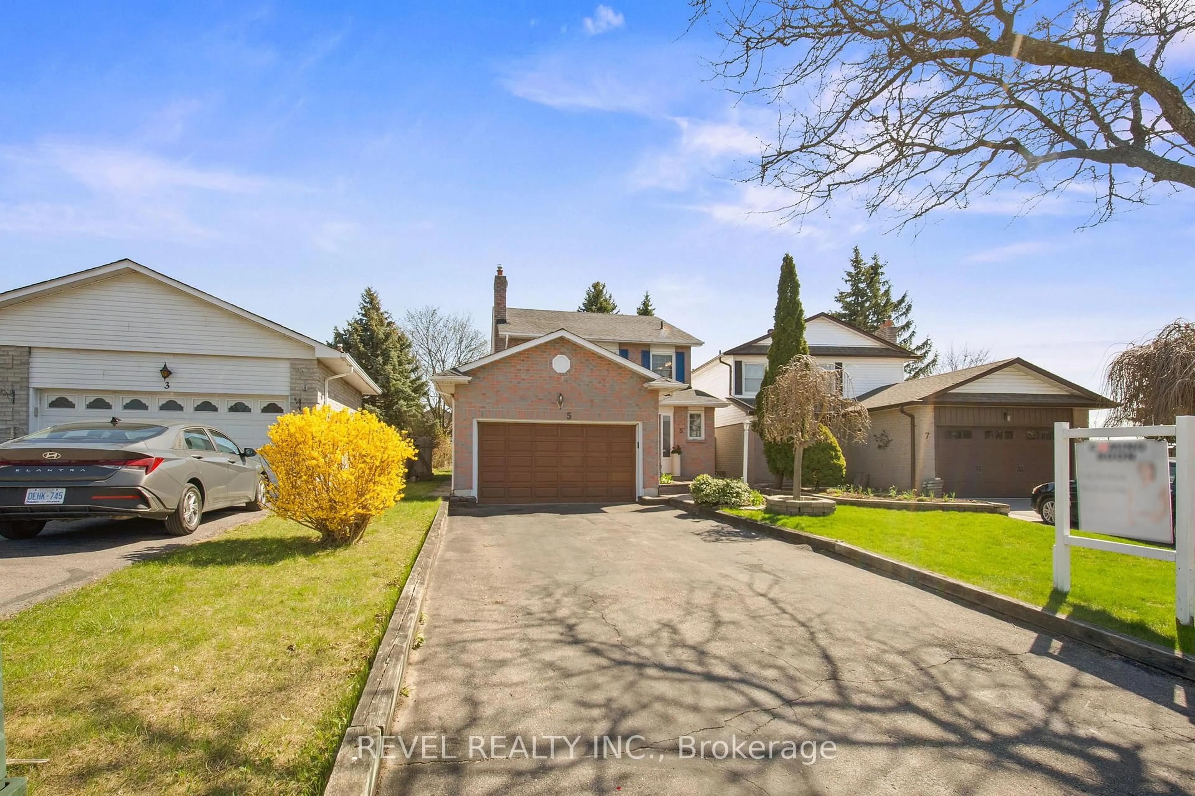A pic from outside/outdoor area/front of a property/back of a property/a pic from drone, street for 5 Winners Circ, Whitby Ontario L1N 7B5
