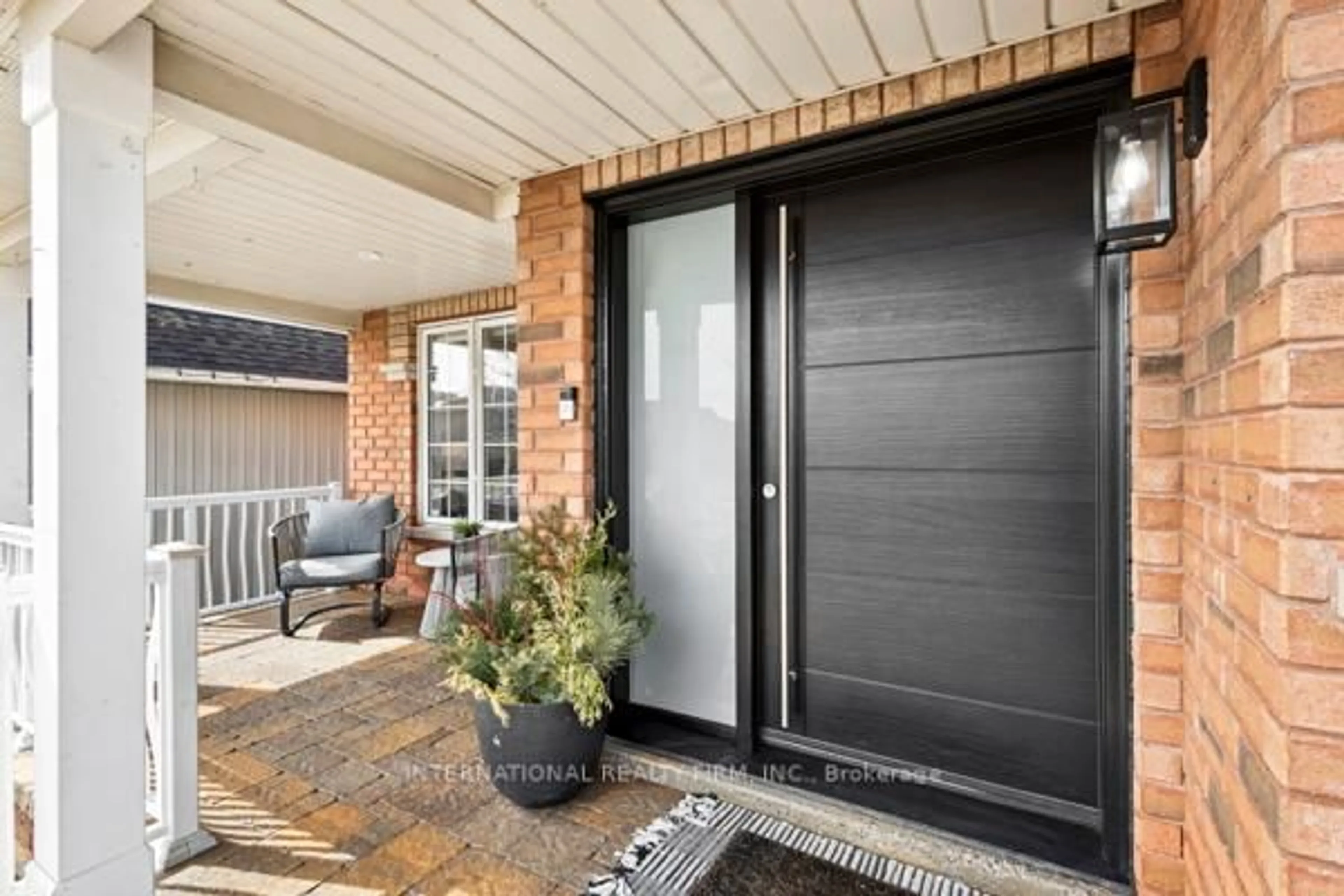 Indoor entryway for 32 Brookhouse Dr, Clarington Ontario L1B 1N8