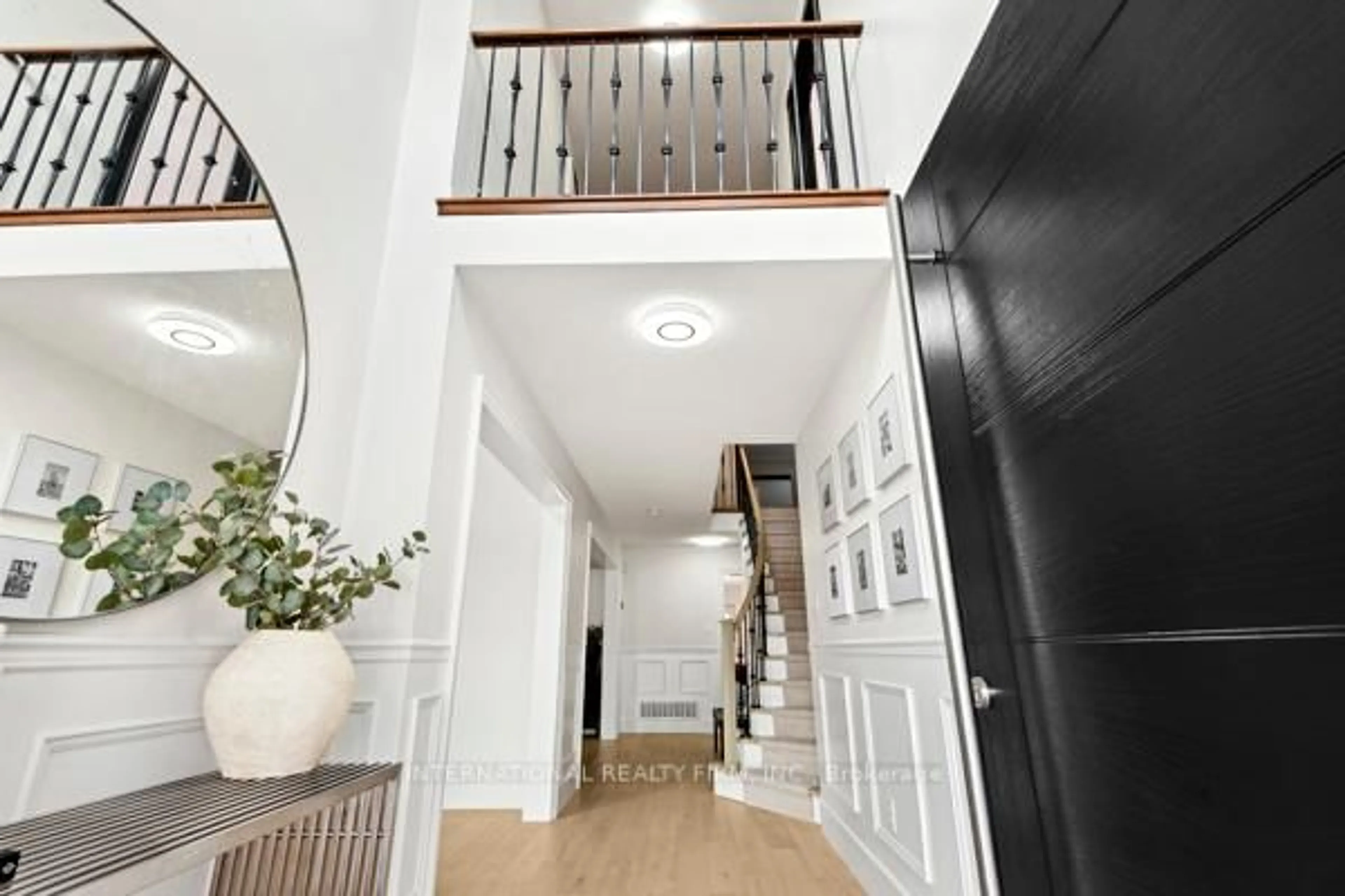 Indoor entryway for 32 Brookhouse Dr, Clarington Ontario L1B 1N8