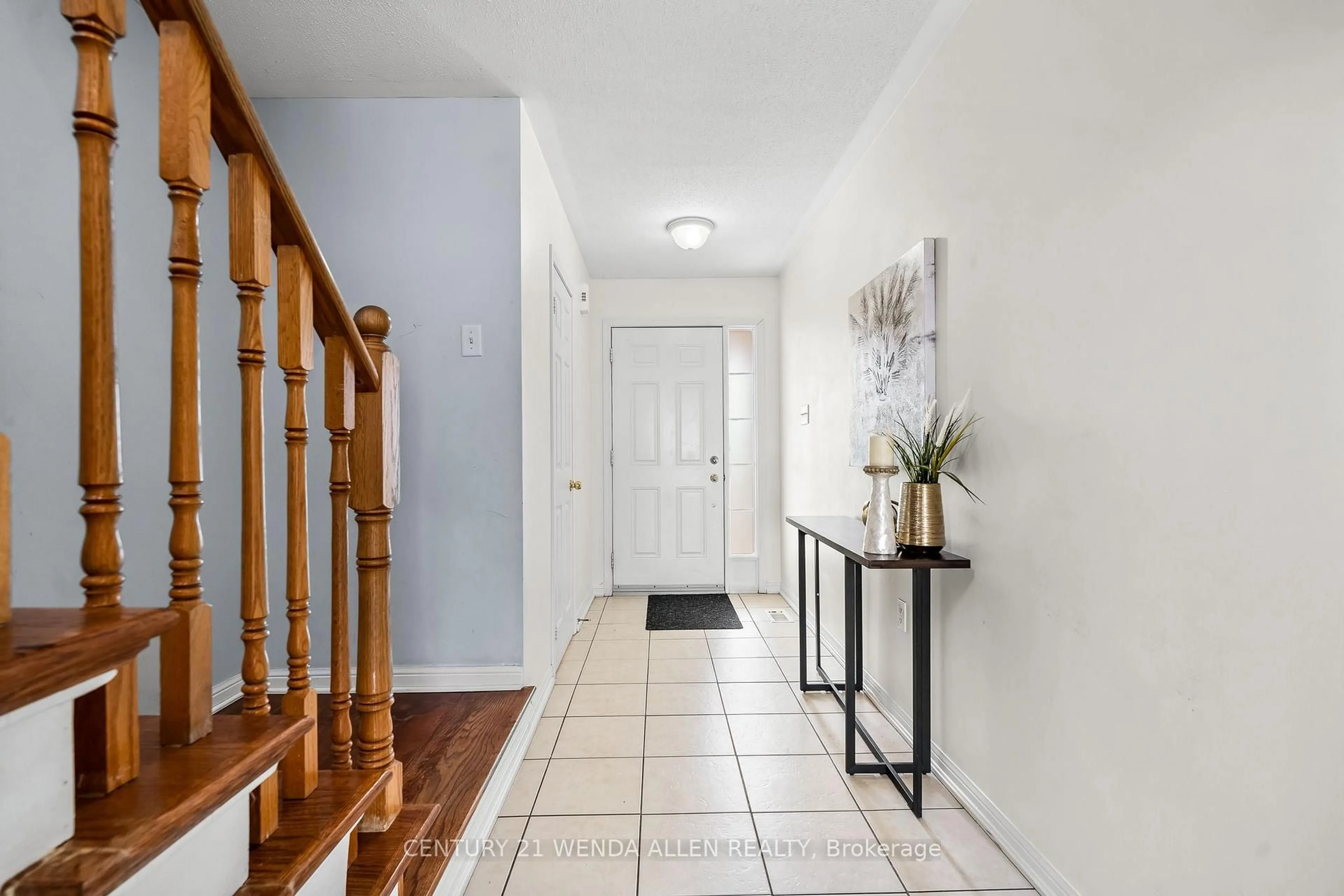 Indoor entryway for 956 Townline Rd, Oshawa Ontario L1H 0A4