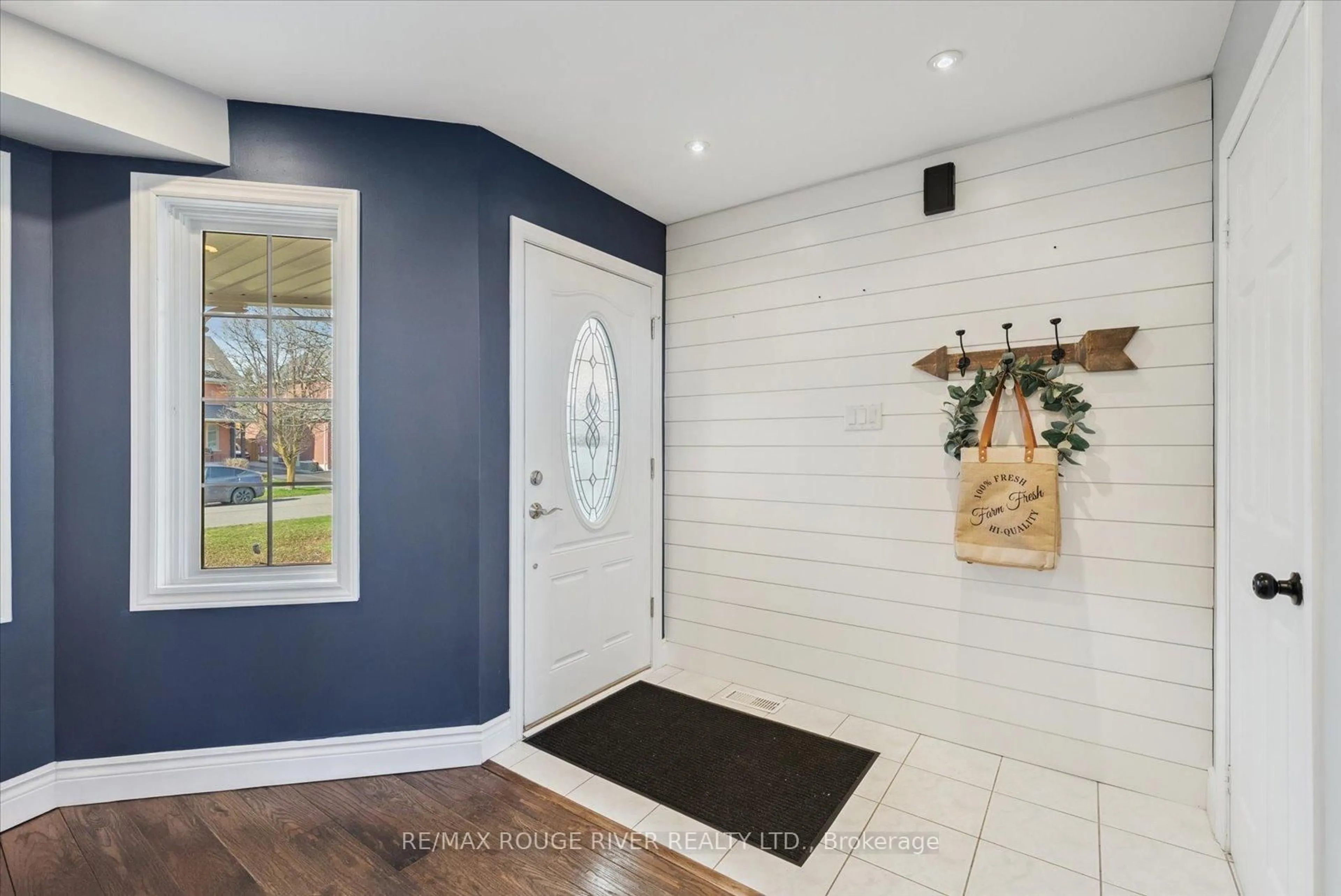 Indoor entryway for 27 Zachary Pl, Whitby Ontario L1M 1E3