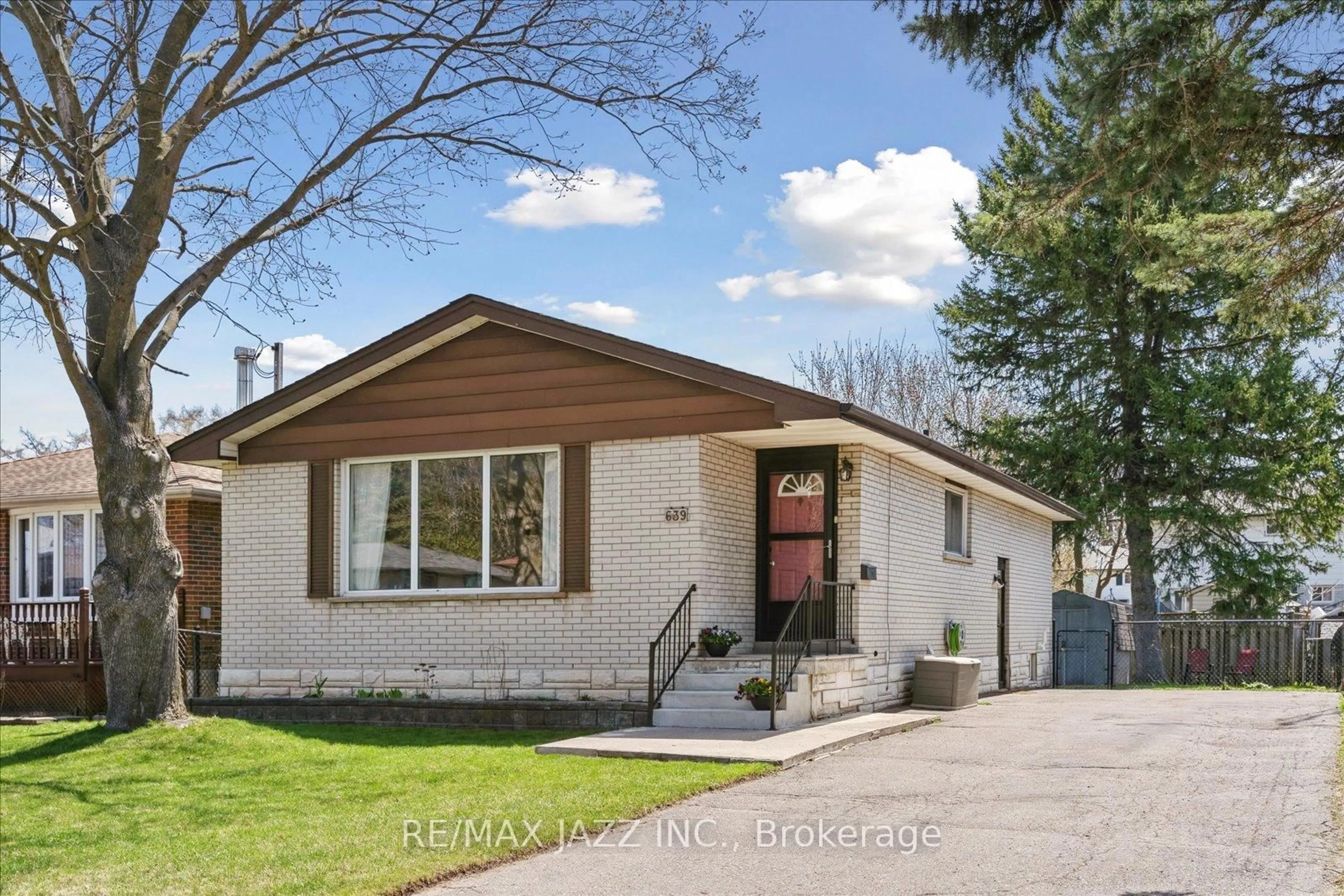 Home with brick exterior material, street for 639 Athol St, Oshawa Ontario L1H 1M2