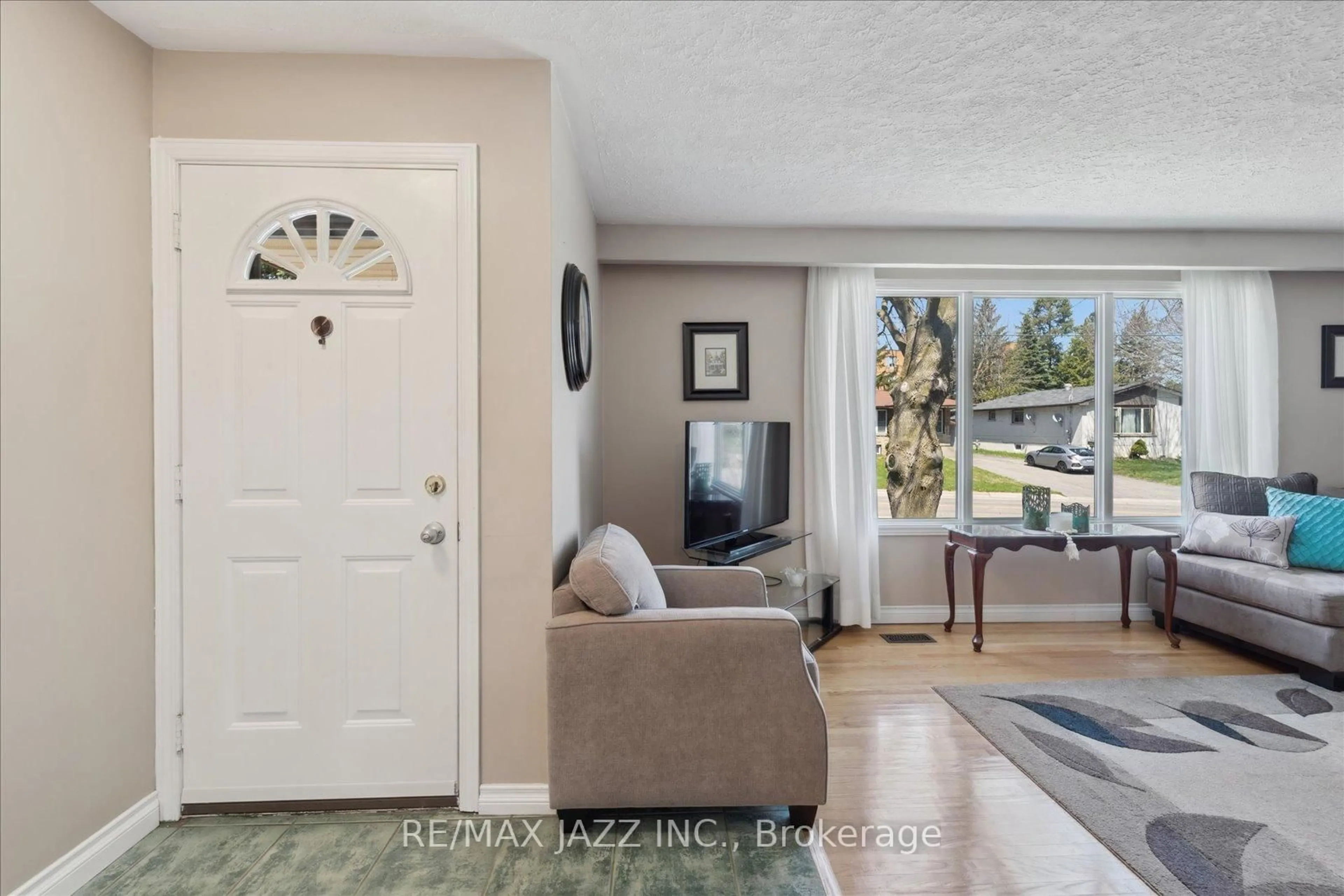 Living room with furniture, unknown for 639 Athol St, Oshawa Ontario L1H 1M2