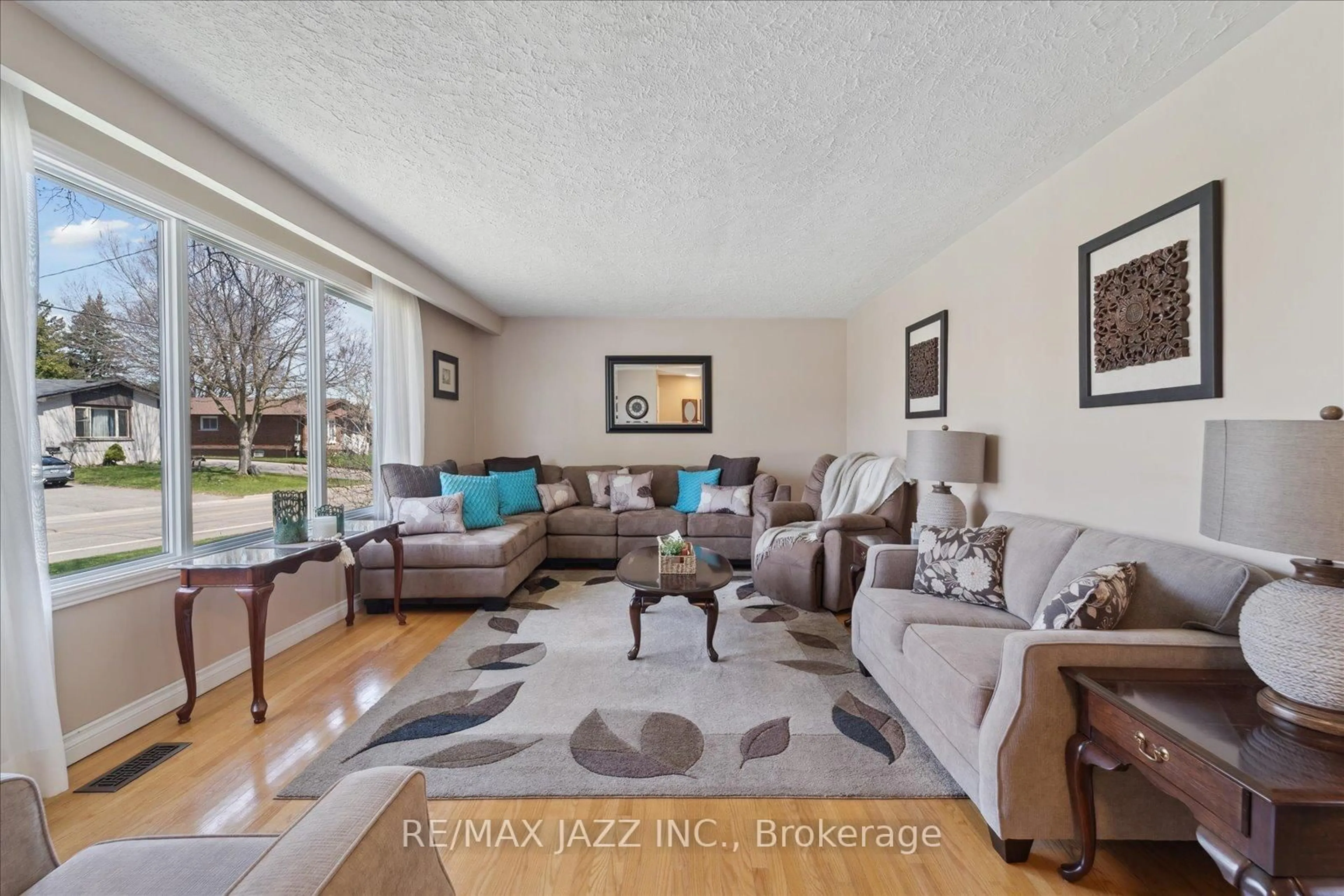 Living room with furniture, unknown for 639 Athol St, Oshawa Ontario L1H 1M2