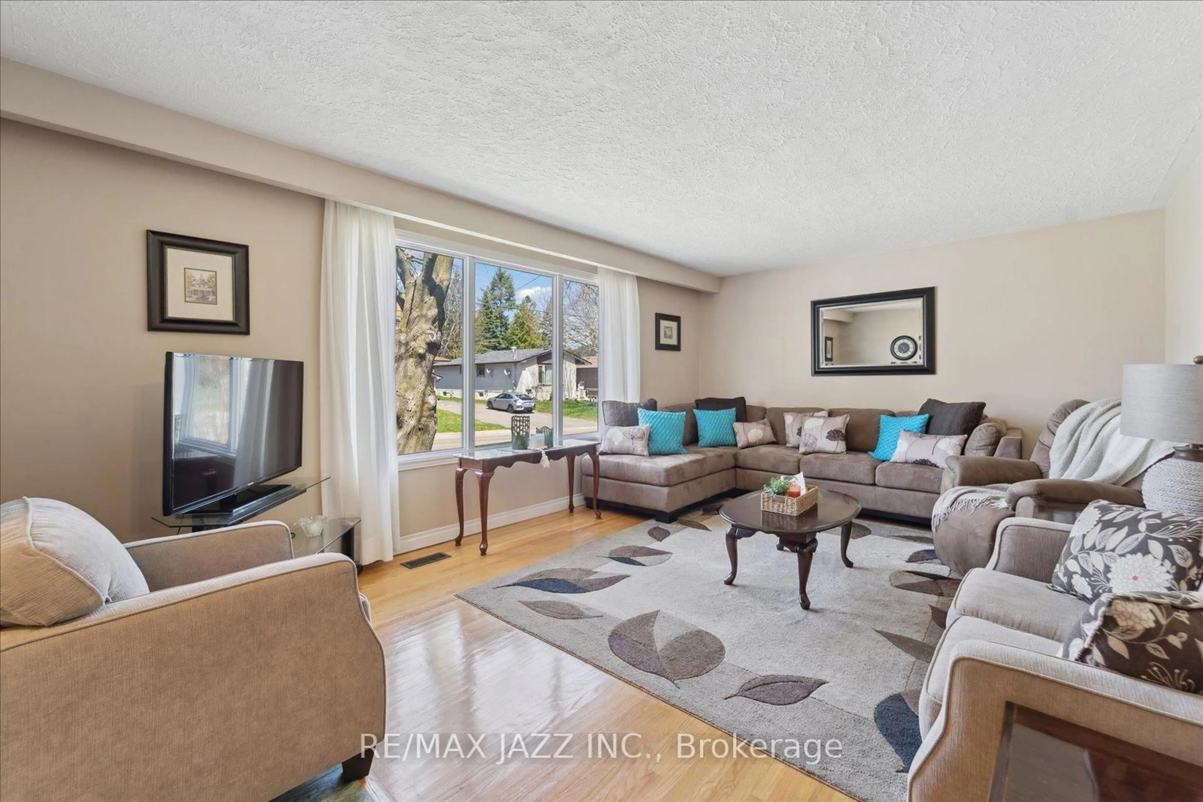 Living room with furniture, unknown for 639 Athol St, Oshawa Ontario L1H 1M2