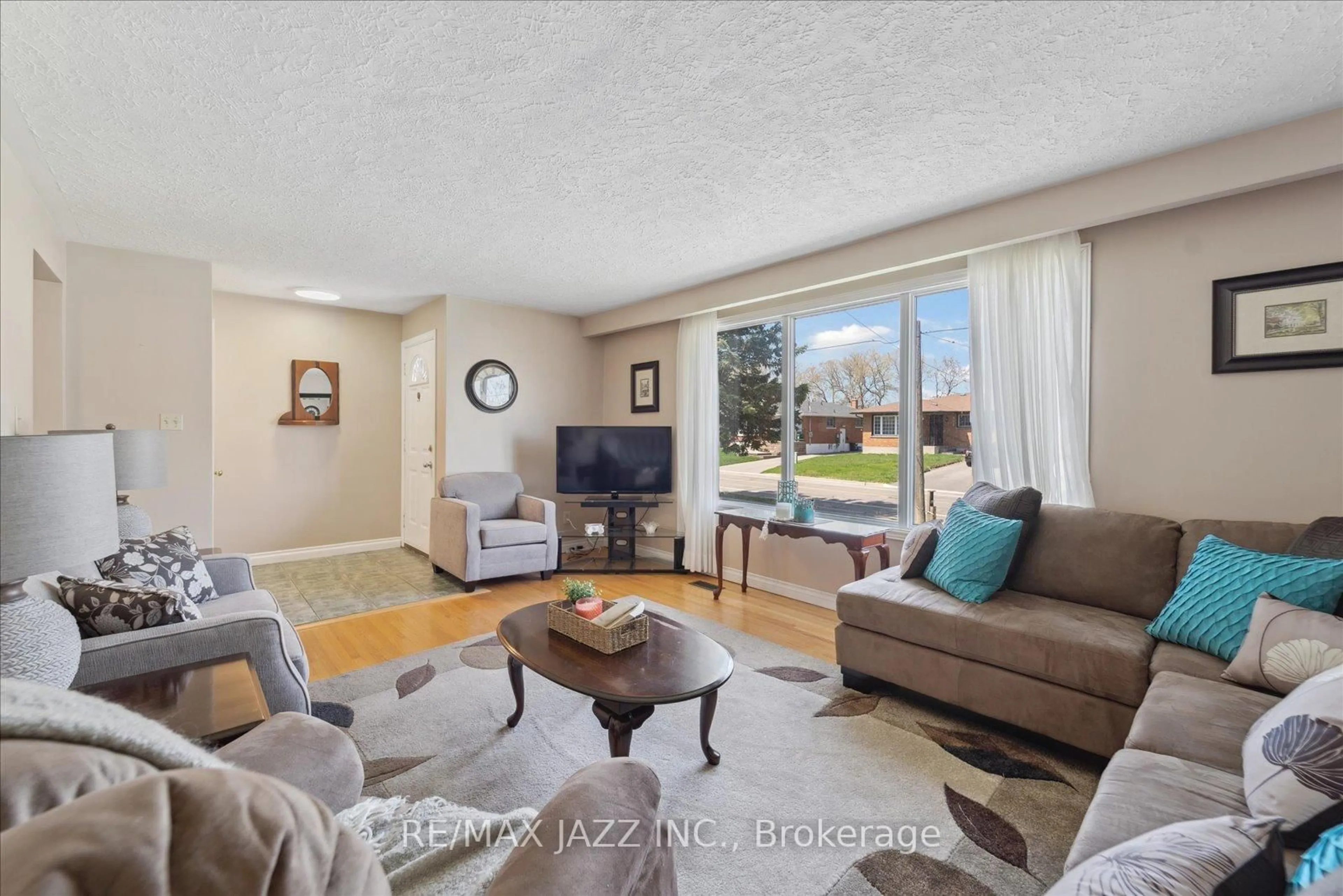 Living room with furniture, unknown for 639 Athol St, Oshawa Ontario L1H 1M2