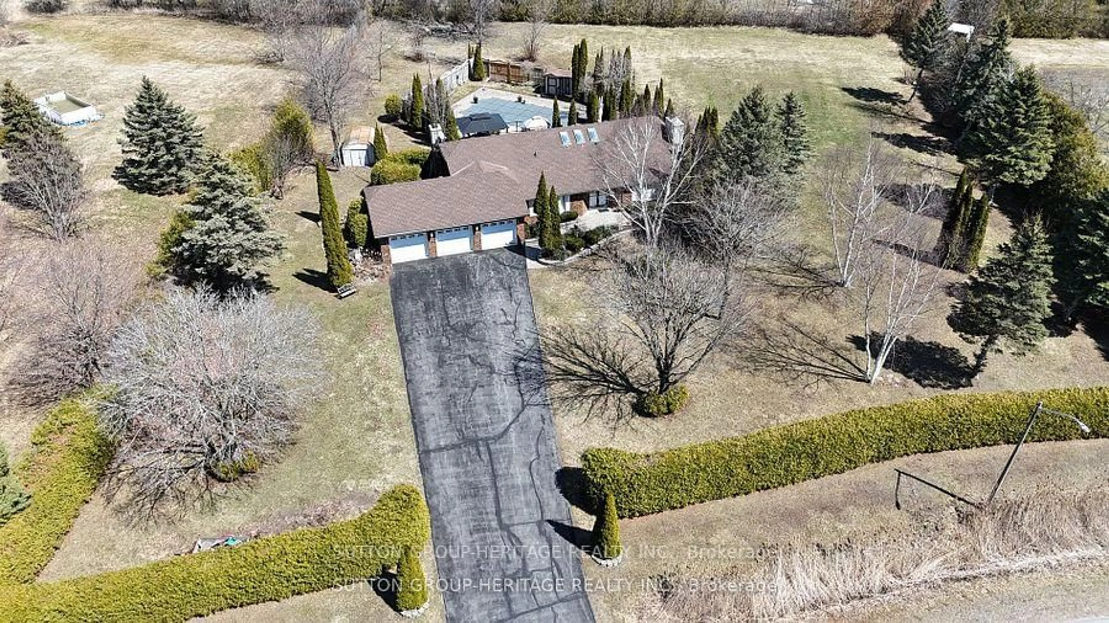 A pic from outside/outdoor area/front of a property/back of a property/a pic from drone, street for 3245 Northview Crt, Oshawa Ontario L1H 7K4