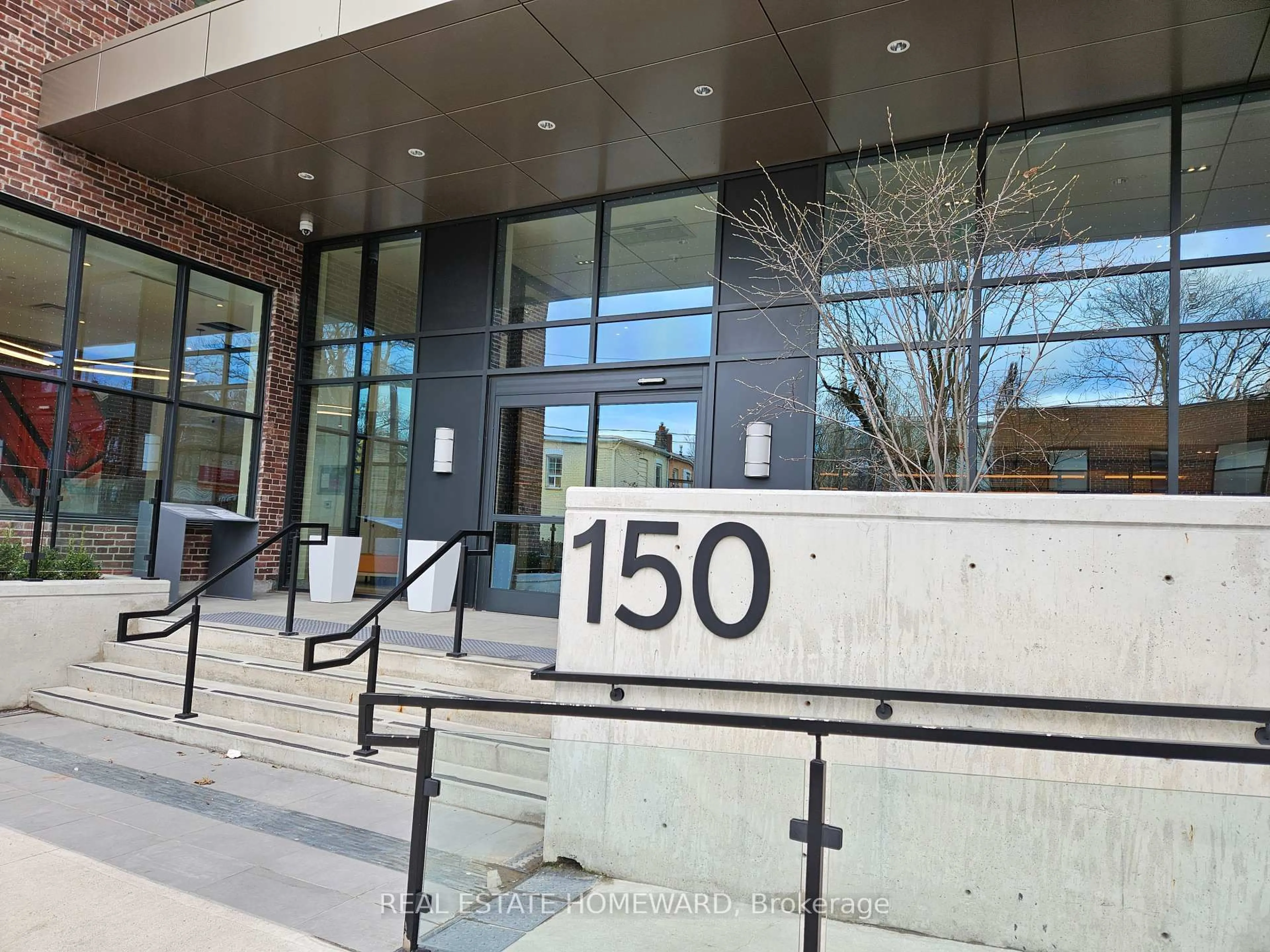 Indoor foyer for 150 Logan Ave #437, Toronto Ontario M4M 0E4