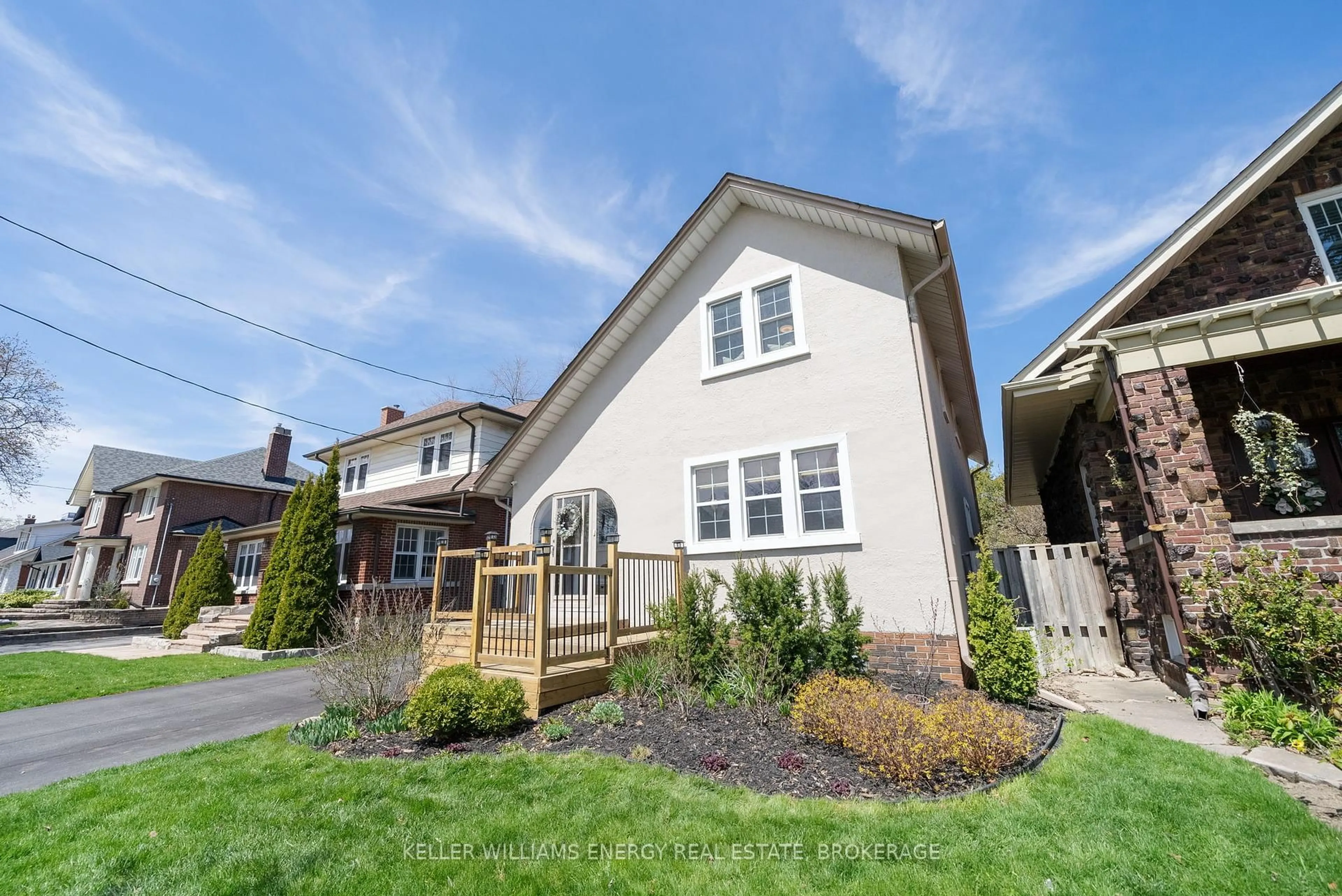 Home with vinyl exterior material, street for 316 King St, Oshawa Ontario L1H 1C8