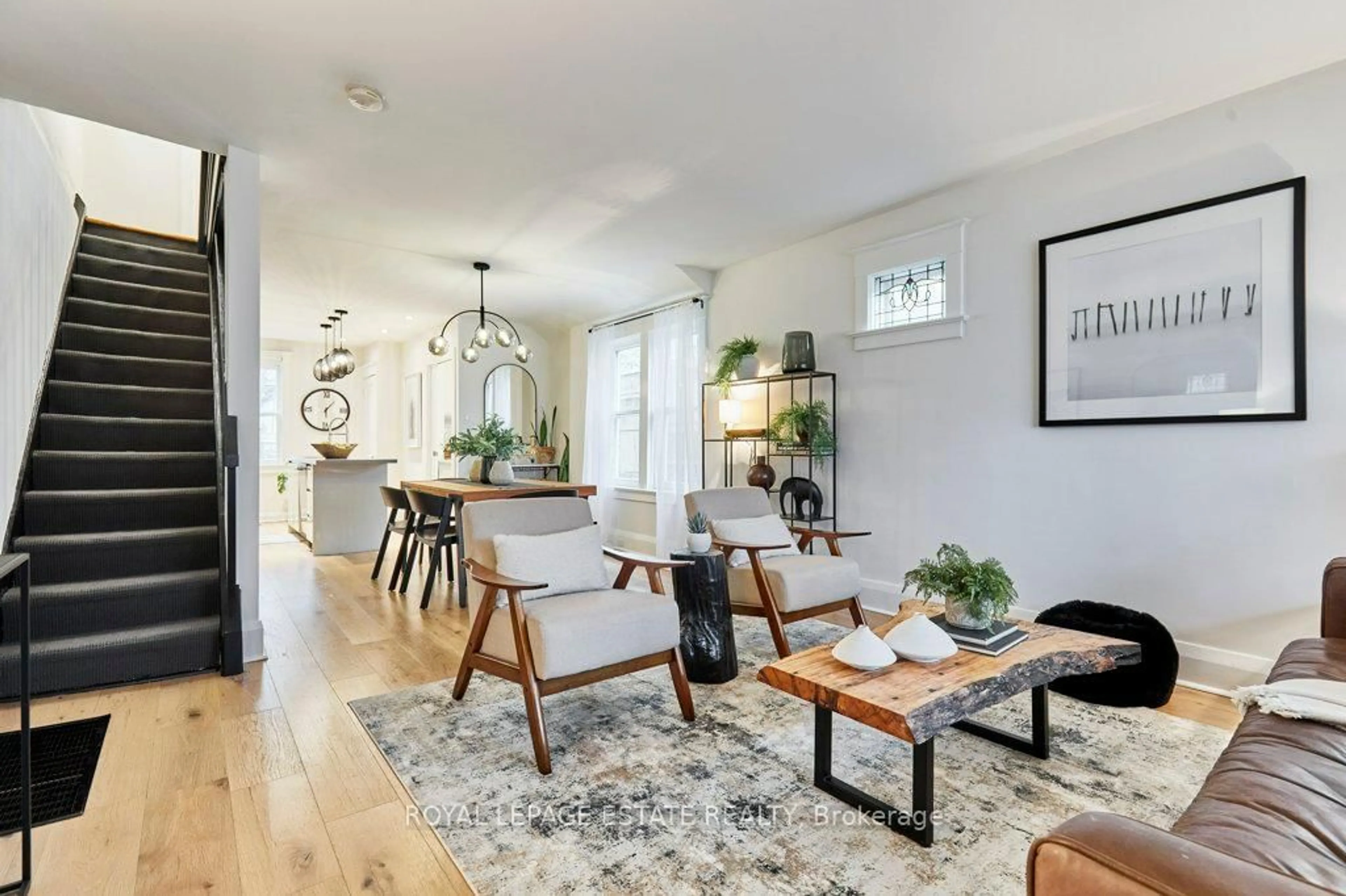Living room with furniture, unknown for 16 Firstbrooke Rd, Toronto Ontario M4E 2L1